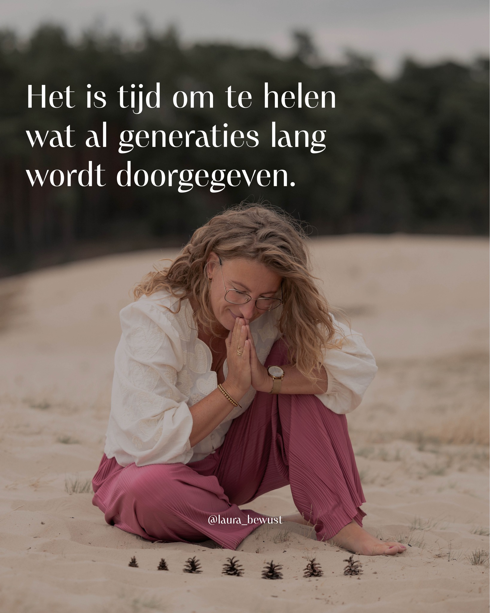 Oude overtuigingen, patronen, loyaliteiten; Je draagt meer met je mee dan je denkt. Soms zelfs pijn en trauma die generaties lang zijn doorgegeven.
Of je je ouders nu kent of niet, of je het contact hebt verbroken of nog volop in verbinding bent - systemisch gezien blijf je altijd verbonden. En dat voel je.
In terugkerende thema’s… In onverklaarbare emoties of klachten… In het gevoel dat je vastzit, terwijl je zó graag vooruit wil… In struggles rondom relaties, werk of gezondheid… In dat diepe verlangen om eindelijk je eigen plek in te nemen.
Je familiesysteem is een levend veld. En als je er bewust mee werkt, wordt zichtbaar wat onbewust je leven stuurt. Dan kun je eindelijk loslaten wat niet (meer) van jou is.
Op maandagavond 8 december begeleid ik een online groepssessie waarin we op energetisch niveau jouw familiesysteem gaan opschonen. Geen opstelling, maar een diepe transformatie via het onderbewustzijn.
Voor jou. Voor je ouders en voorouders. Voor de generaties na jou.
Voor de vrijheid die ontstaat als jij je eigen plek weer inneemt.
Niet langer dragen wat niet van jou is. Niet meer vechten tegen wat je ooit hielp overleven. Maar kiezen voor jouw energie. Jouw leven. Jouw pad.💛
Voel jij dat het tijd is om te helen wat al generaties lang wordt doorgegeven?
👉 Meld je dan aan via de link in mijn bio.
✨ Earlybird: €69 t/m 23 november
Vanaf 24 november: €89
🎧 Kun je er niet live bij zijn? Iedereen die zich aanmeldt ontvangt de opname.
Deze blijft beschikbaar t/m zondag 14 december 23:59 uur.
Let op: Dit thema raakt veel mensen.
Er zijn maar 100 plekken beschikbaar en VOL = VOL.
#familiesysteem #voorouderheling #systemischwerk #touchofmatrix #zelfheling #bewustzijnsgroei #zielspad #holistischleven