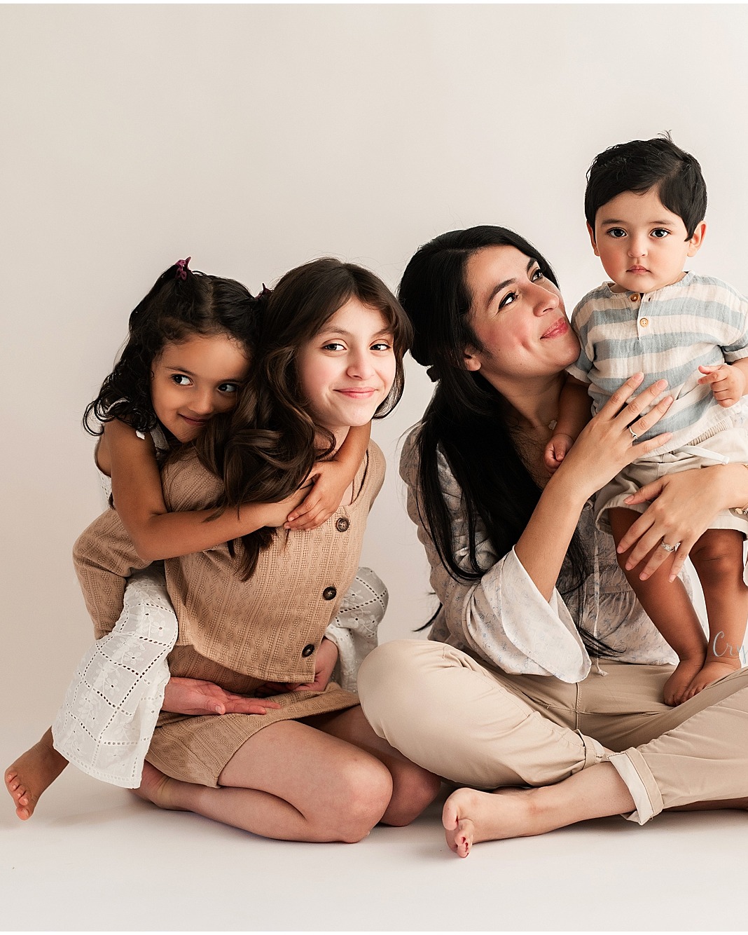 Okay… this one-year cake smash might just live rent-free in my mind forever. 🥹
Mom absolutely knew the assignment and read my information on my website. Every little detail was so intentional—soft, simple, and full of texture in the best way. The older sister in her light brown skirt set (texture perfection), the younger in a plain white dress with those gentle details, their sweet boy in a striped top, and mom in that dreamy white blouse with the smallest hint of a pattern.
This is literally what my minimalist-loving heart dreams of. 😍
Simple. Thoughtful. Effortless.
Take notes, mamas... this is how you do timeless. 🤎