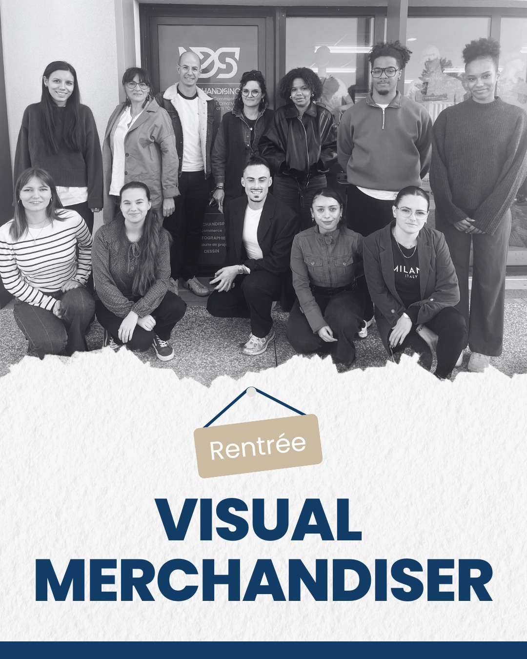 C’est la rentrée des Visual Merchandisers ! ✨
Ces passionnés vont apprendre à sublimer les produits, capter les regards et créer des univers visuels qui racontent une histoire...
👉 Le métier de Visual Merchandiser, c’est l’alliance parfaite entre créativité, stratégie et sens du détail : mettre en valeur une marque et ses produits, concevoir des vitrines qui attirent, imaginer des espaces de vente qui donnent envie d’acheter… et surtout, faire vivre une émotion au public
On a hâte de suivre leurs projets, leurs inspirations et leurs premières réalisations !
Bonne rentrée à tous nos créatifs en devenir 🌟
#VisualMerchandising #Formation #Rentrée2025 #Piverdie #CNPHPiverdière #Créativité #Design #FormationProfessionnelle #Vitrine #RetailDesign