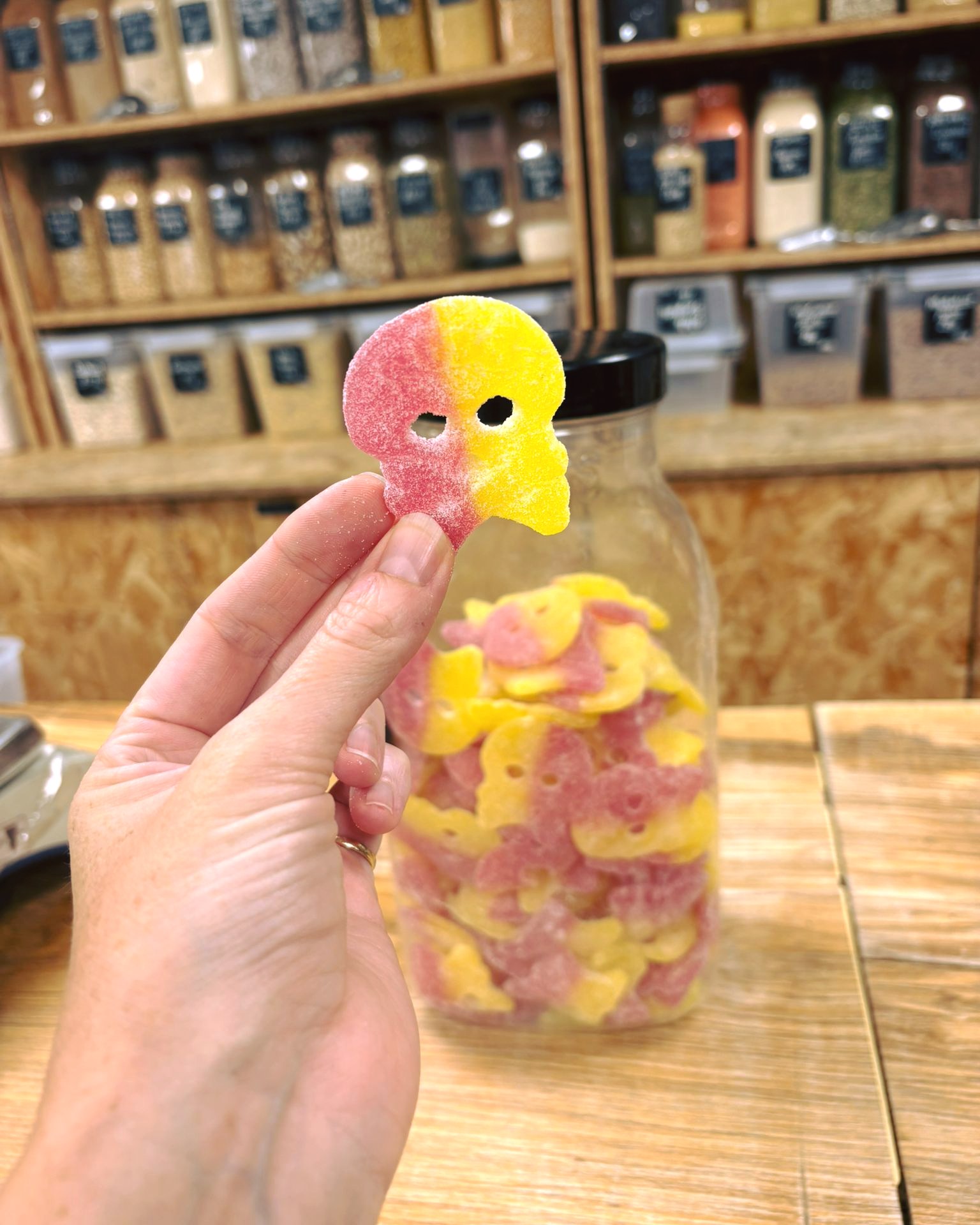 📣 Vegan Sours are back in.
We've taste tasted these delicious sour skulls for you - a must in your sweet jar 😉