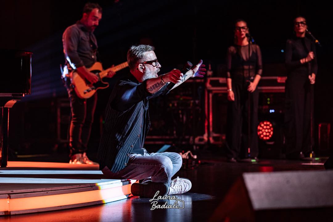 Che serata, Brussels 🇧🇪
Si chiude qui questa bellissima serie di tappe in Belgio!
Ora si torna in Italia: pronti per il primo palasport del tour, questo sabato 18 ottobre al Palazzo dello Sport di Roma 🔜🏟️
Ph @laurabadiali
#MarcoMasini #CiVorrebbeAncoraIlMare
@friendsandpartners @momyrecords @concerto.official @rtl1025 @birindelliauto