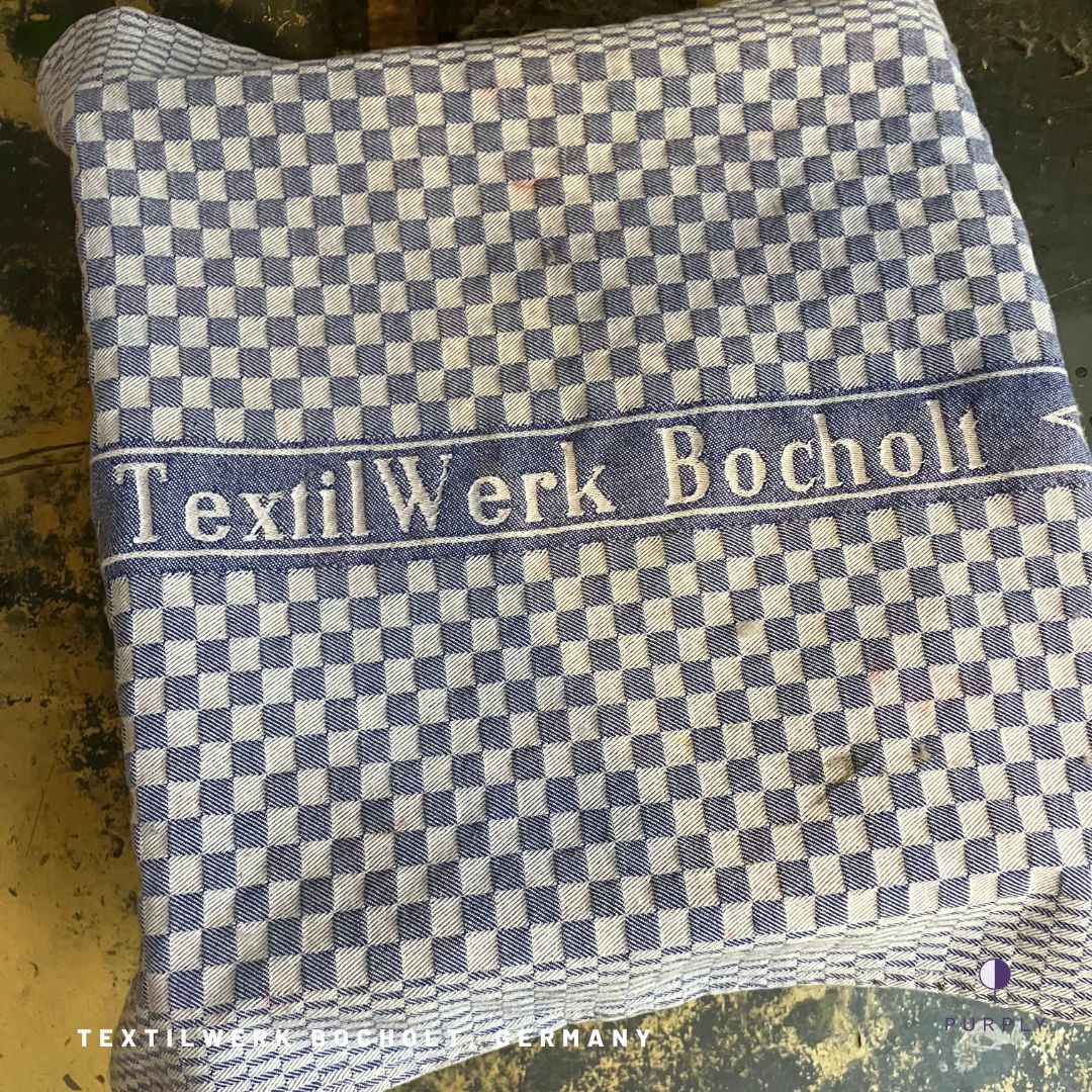 Dotek minulosti.🪡
Tento vzor na útěrku byl utkaný přímo v muzeu - je pro @textilwerkbocholt typický. Silná a hustě tkaná bavlna, útěrky co přežije generace i vyvářku na vysokou teplotu 😂💜 nikdy bych neřekla, že budu tolik básnit o kvalitě útěrek! #loveit #postopachtradice #purplyworkshop
---
A touch of the past.🪡
This kitchen towel pattern was woven right in the museum - it's typical for @textilwerkbocholt Strong and densely woven cotton, towels that will last generations and even high temperatures 😂💜 I never thought I'd rave so much about the quality of kitchen towels! #loveit #thefootsetpsoftradition #purplyworkshop