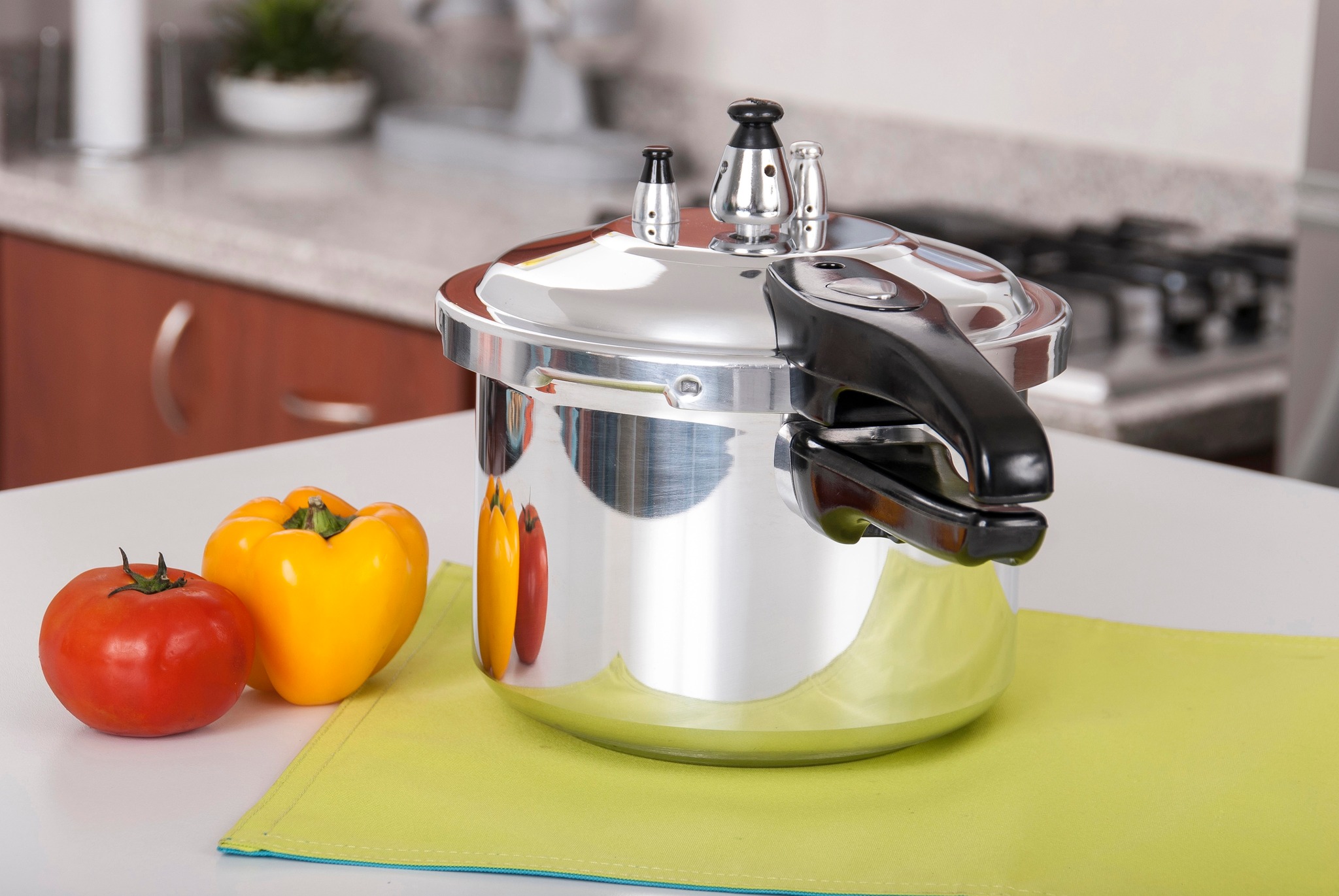 🍲✨ A Panela de Pressão – uma verdadeira aliada na cozinha!
Sabiam que a panela de pressão reduz para metade o tempo de cozedura, poupa combustível 💨 e ainda mantém as propriedades nutritivas dos alimentos? 💚
Além disso, transforma até as carnes mais duras em pratos macios e saborosos 🥩😋
O segredo está em usá-la corretamente e com segurança — e eu uso a minha há 42 anos sem nunca ter tido um problema! 🙏
Agora, com uma mais pequenina e prática, continuo a não passar sem ela 💕
Querem saber as minhas dicas de segurança e utilização?
👉 Leiam o artigo completo no blog: diadiacomariazita.com
💬 Contem-me: também usam panela de pressão? Ou ainda têm algum receio?
#paneladepressão #dicasdecozinha #diadiacomariazita #cozinhaportuguesa #truquesdacozinha #economianacozinha #utilidadesdomésticas #comidacaseira #saboresdeportugal #receitastradicionais #cozinharcomamor