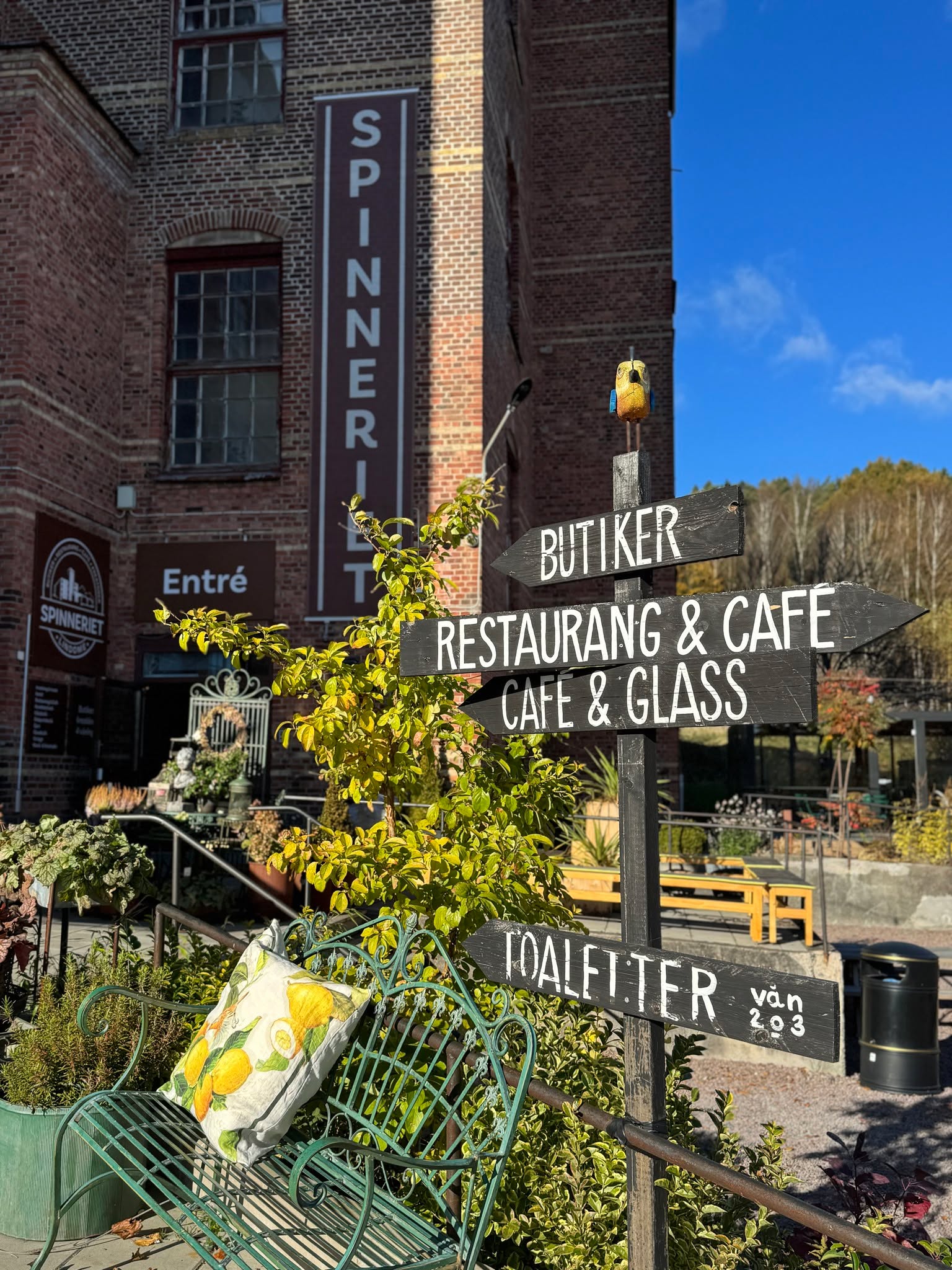 Har du varit inne i butikerna på Spinneriet än? Om inte så har du missat något☀️
Här gömmer sig massor av unika saker, allt från handgjorda favoriter till vackra detaljer du inte visste att du letade efter.
Välkommen hit och besök våra fantastiska verksamheter ✨
#spinnerietlindome #smultronställen #unikabutiker #kreativitet #Spinneriet #utflyktstips