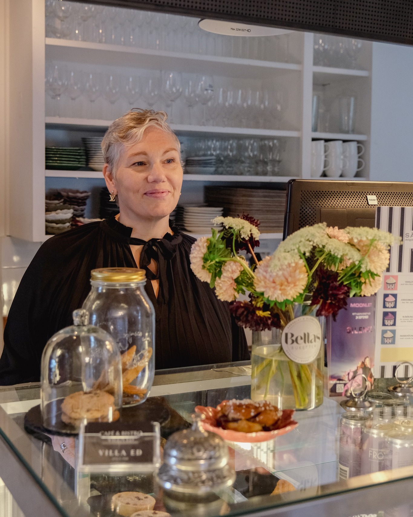 Linda på caféet visar upp sin favorit just nu, den magiskt goda snickerskakan 🍫
Allt fika i caféet är verkligen otroligt gott. Vilken är din favorit? 🍁☕️
Och missa inte att @cafevillaed har bubbelbingo igen fredag den 24/10! 🥂 Det brukar bli fullt, så boka din plats redan nu - 079-328 64 90
Vi på Villa Ed
Inredningsbutik @villaedinredning
Klädbutik @villaed_by_glozzy
Café & Bistro @cafevillaed
Frisörer @villaed.frisorerna
Injektionsbehandlare @beautylin.se
Kroppsvård & Massage @lindaholtzkroppsvard
Inemotion Psykologi @inemotionpsykologi
Keramik @lerkallan
Skulpturskogen Villa Ed