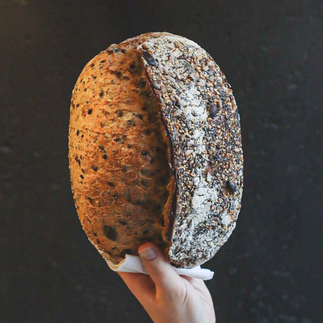 Ma a kenyéré a főszerep! Október 16.-a ugyanis a kenyér világnapja!
Ezen a napon a világ minden táján a kézműves pékek, a búzatermelők és a kovász szerelmesei ünnepelnek – és mi is velük együtt! Az Emmarozsnál hisszük, hogy a jó kenyér titka az idő, a türelem és a szeretet. Nem kell hozzá más, csak a liszt, a víz és a só szentháromsága.
Ha kíváncsi vagy, mikor sülnek kedvenc Emmarozs kenyereid, nézz bele a sütési naptárba! A weboldalon megtalálod. Link a BIO-ban!