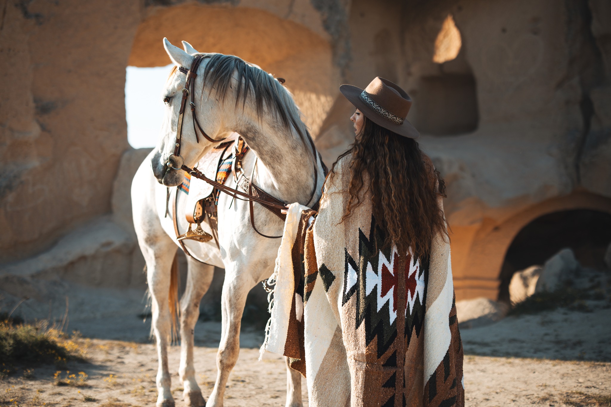 🌾 Souvenir de notre dernier voyage Wild, direction la Turquie 🇹🇷
Un décor à couper le souffle, des chevaux libres et cette lumière dorée qui sublime chaque instant.
Sur la photo, notre couverture, notre compagnon de route idéal, entre authenticité et esprit d’aventure.
Chaque détail de cette collection raconte une histoire, un souffle venu d’ailleurs… 🌍
#TheWildWhispers #WildSpirit #Horse #Aventures