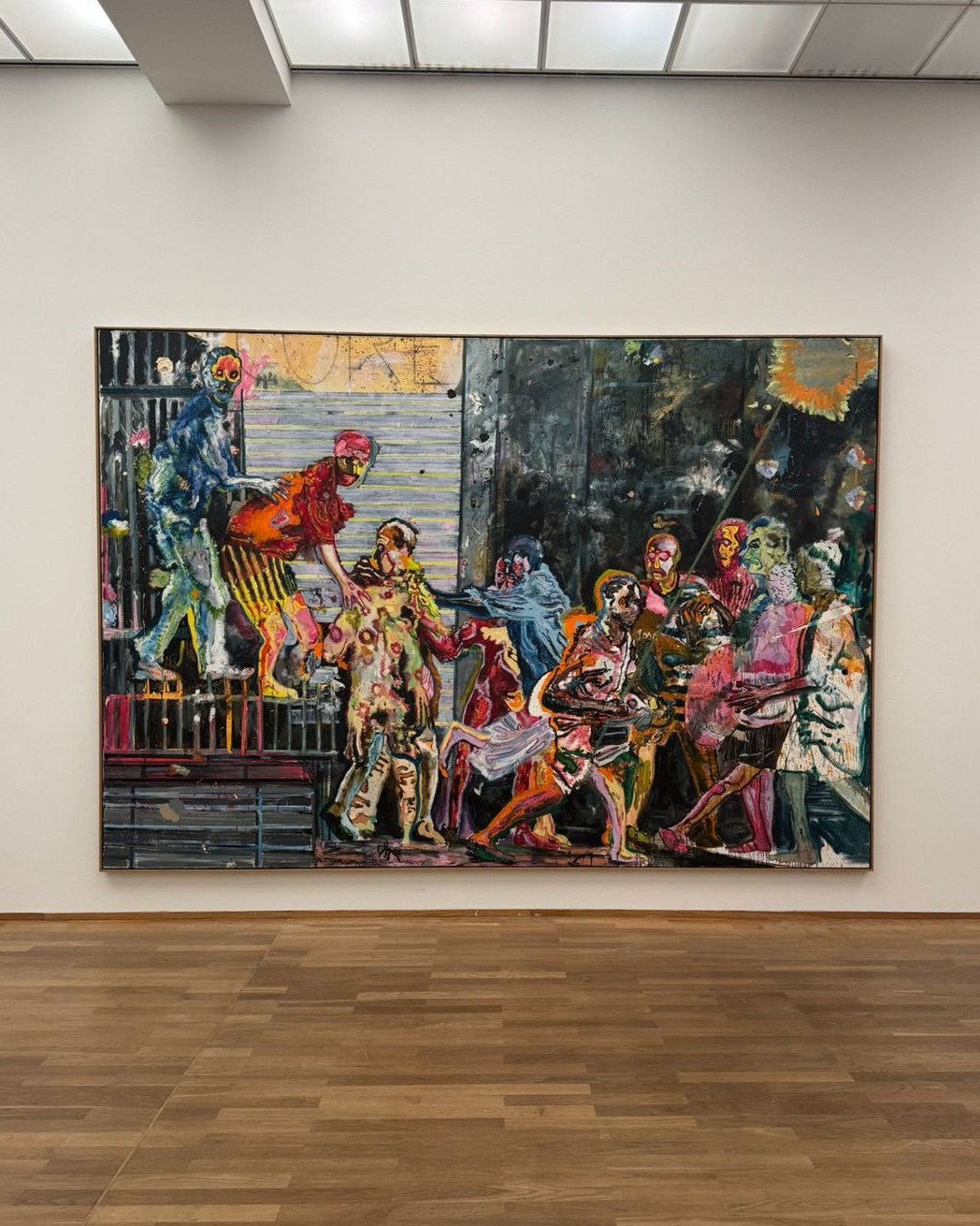 In 1999, after an initial abstract period, Daniel Richter turned to figurative art for several years, creating dense, colorful compositions and a psychedelic universe where chaos is a central theme. In 2001, he produced ‘Jawohl und Gomorrha’, a canvas fully in line with his neo-expressionist period.
The title of the work refers to Sodom and Gomorrah, the two cities destroyed for their wickedness and corruption in the Old Testament. Both symbolize depravity, disorder, debauchery, and fornication. Berlin has long had a similar reputation, while also being considered a symbol of “German” virtues (as the former capital of Prussia): punctuality, obedience, diligence, and order. In this composition, Daniel Richter explores this dichotomy in a chaotic scene.
Based on existing photographs and references to art history (its grotesque and distorted human figures reminiscent of the figurative art of Edvard Munch and James Ensor), two ghostly groups appear to be fighting in this work, with some remaining in the background, ignoring the turmoil in front of them. The acidic colours of these characters, combined with energetic brushstrokes, condenses a form of tension. This foreground contrasts with a darker background, which amplifies the violent, dramatic, and almost nightmarish overall atmosphere of the canvas. The fervent emotion of this unfolding drama is conveyed by Richter's frenetic style, which infuses this street scene with an apocalyptic celebration.
#danielrichter #contemporaryart @hamburger_bahnhof #art #painting🎨 #exhibition