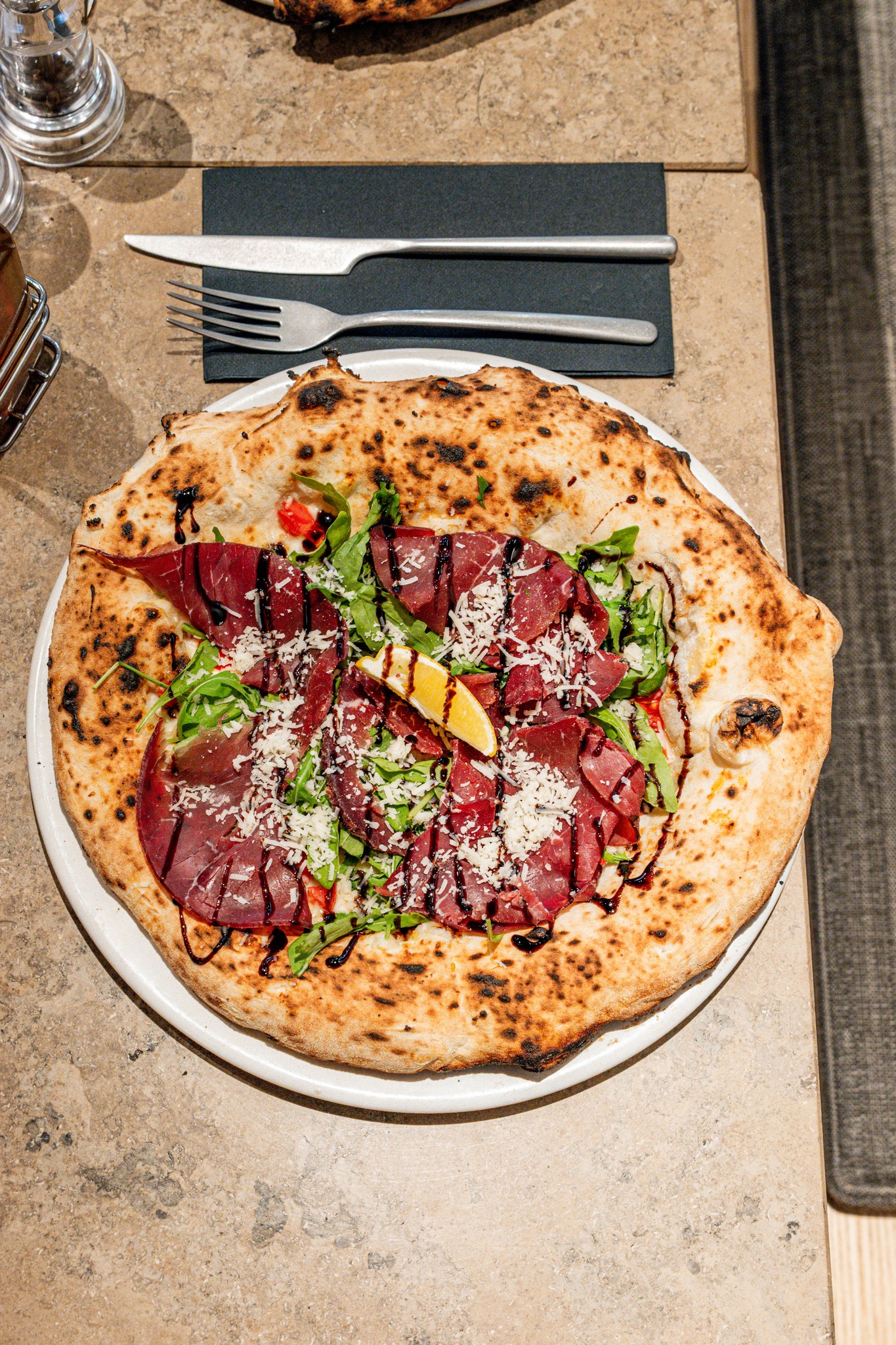 🍕 Bresaola e Rucola
Ein italienischer Klassiker in Perfektion: Fior di Latte di Napoli, Bresaola, Rucola, Grana Padano & Crema di Balsamico – verfeinert mit Zitrone & sizilianischen Datteltomaten.
Leicht, aromatisch, einfach Nuva. 🇮🇹💫
#nuva #bresaolaerucola #italianstyle #pizzatime