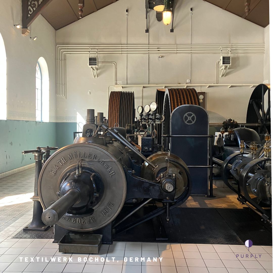 Síla, která rozhýbala celé město. 💨 V srdci muzea @textilwerkbocholt stojí tento kolos – stroj, který kdysi poháněl továrnu i sny o dokonalé látce. #purplyworkshop
---
The power that once set the city in motion. 💨
In the heart of the @textilwerkbocholt Museum in Bocholt stands this giant — a machine that once fueled factory and dreams of perfect fabric. #purplyworkshop