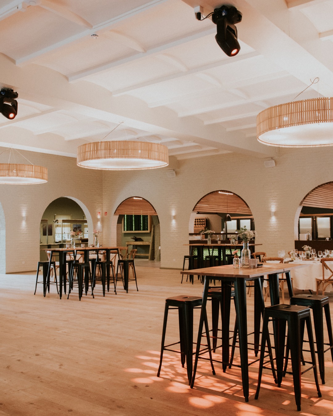 Wist je dat Cachecour ook de ideale locatie is voor jouw bedrijf?
Ontdek onze grote zaal:
✨ Vestiaire
✨ Ontvangstruimte
✨ Privé salon
✨ DJ-hoek
✨ Riante toog
✨ Sanitair
Alles is aanwezig voor een perfect evenement. De grote gewelfde ramen, massieve parketvloer en een mix van geroest staal en verweerd hout laten naadloos het omliggende groen binnenkomen.
Perfect voor personeelsfeesten, diners, productlanceringen of workshops met een capaciteit van 150 zittend of 300 staand.
📷 Wonders of love photography
#evenement #kachetvenue #houthalenhelchteren #teambuilding