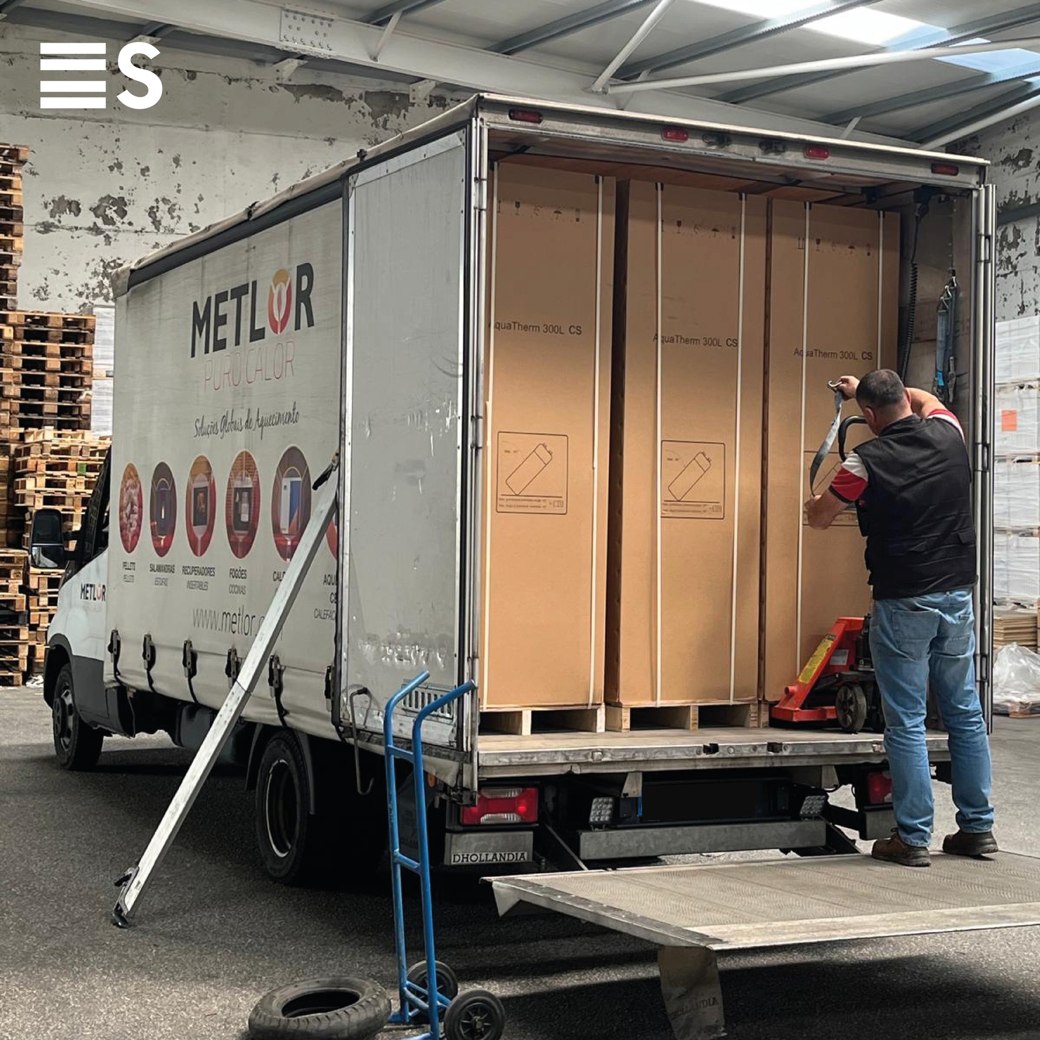 Por trás de cada casa quentinha, há uma equipa que trabalha com dedicação para que tudo chegue perfeito até si ❤️
Hoje foi dia de mais uma entrega de bombas de calor - porque o conforto dos nossos clientes começa aqui 🏡
#bombascalor #casa #conforto #quente #bemestar #sustentavel #aquecimento #equipa