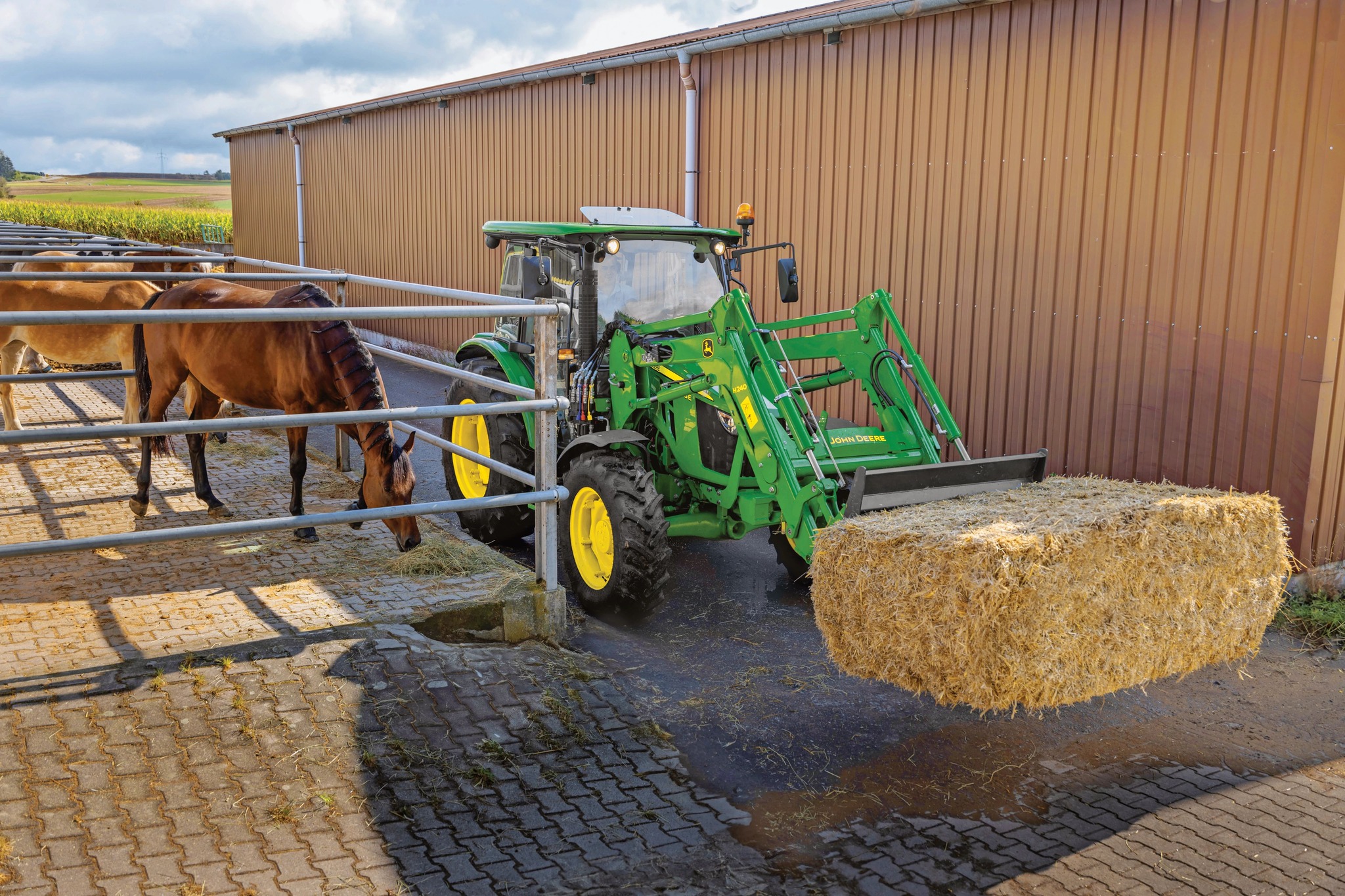 Uus John Deere 5M on kompaktne ja hea manööverdaja👍🚜Kabiiniga traktori kõrgus on vaid 2....
