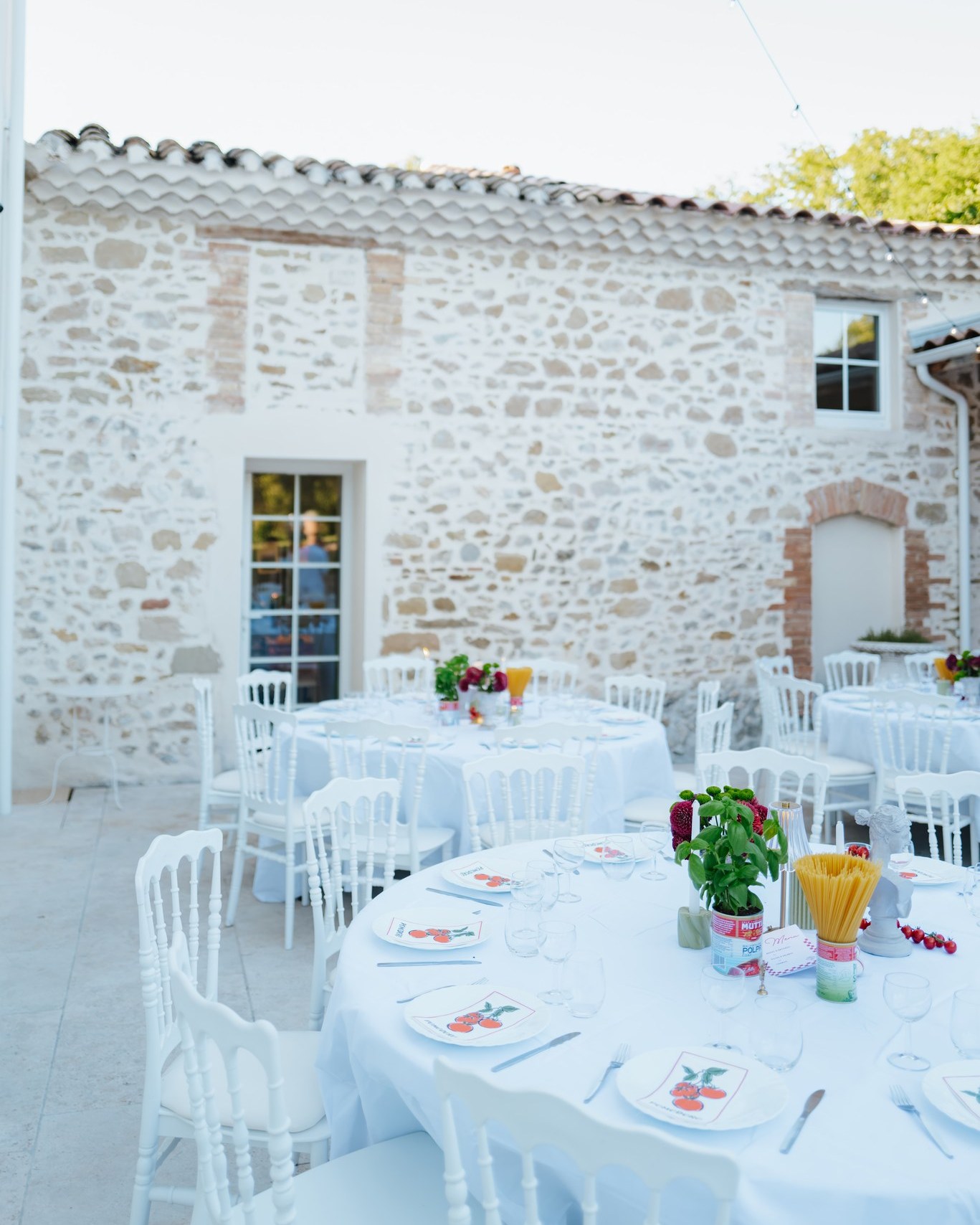 Un joli moment de fête au Domaine de Bonaveau 💍✨
Tables dressées, rires partagés et une douce ambiance d’été sous les lumières du soir 🤍
Photo : @viewfilms.w
Event planner et designer : @dayloveevent
