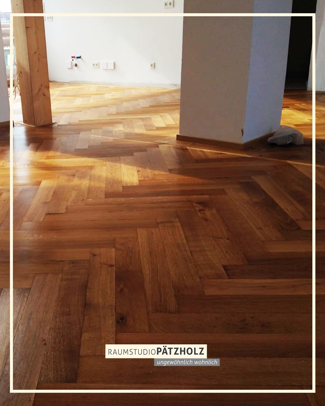 Alte Eiche – neu in Szene
gesetzt! ✨🪵
Wir haben diesen wunderschönen Fischgrätboden aus alter Eiche fachgerecht verlegt, geschliffen, poliert und geölt. Das Ergebnis: ein zeitlos eleganter Look mit natürlichem Glanz und einzigartigem Charakter.
Ein Stück Handwerkskunst, das jedem Raum Wärme und Stil verleiht.
www.raumstudio.com
____
#bodenliebe #fischgrät #eichenboden #handwerk #renovierung #wohnideen #innenarchitektur