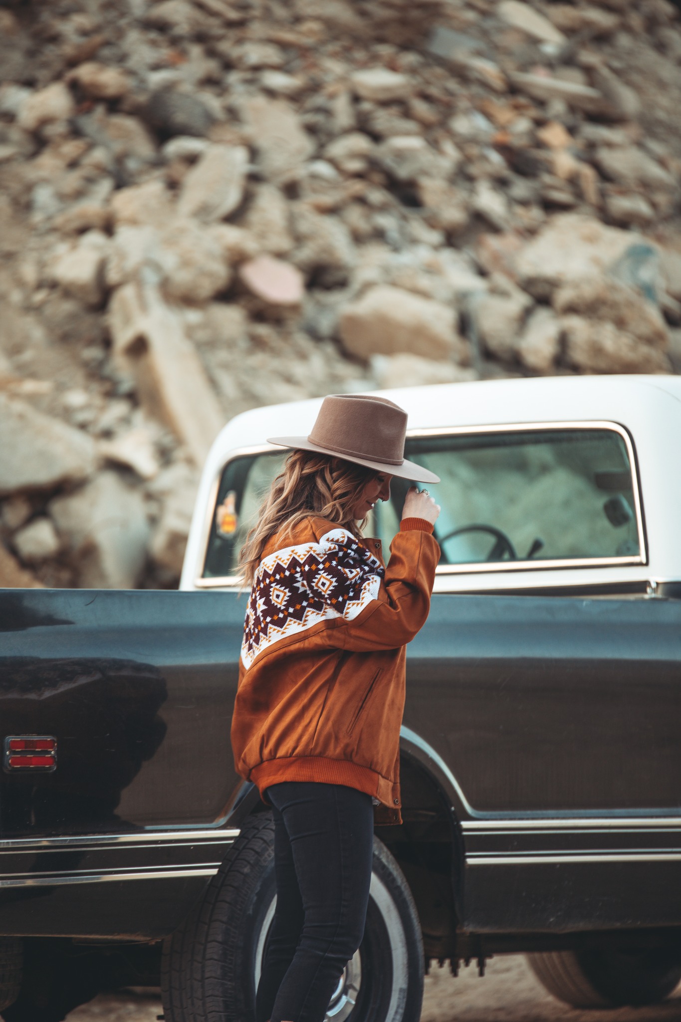 Nos vestes Yosemite & Zion sont de retour 🍂 prêtes à vous suivre dans toutes vos aventures d’hiver.
Chaudes, libres, un brin sauvages… elles portent ce souffle d’ailleurs qu’on aime tant chez The Wild Whispers.
✨ Disponibles dès maintenant en précommande.
Livraison dans quelques semaines, quantités limitées — vos coups de cœur de l’hiver partent vite !
➡️ Rendez-vous sur le site pour réserver la vôtre et vivre l’hiver version Wild.
#TheWildWhispers #WildSpirit #CollectionHiver #YosemiteJacket #ZionJacket #AdventureStyle #EspritSauvage