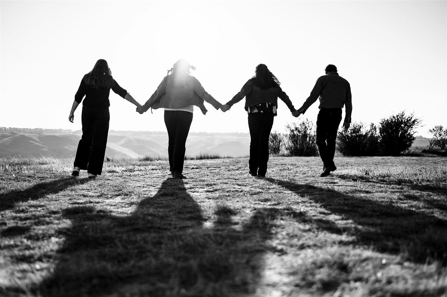 ✨ “Laughter, hand-in-hand moments, and memories that last forever. There’s nothing quite like capturing the joy of family together.” 💛
📸 Golden hour | Family session | Genuine smiles
#FamilyPhotography #GoldenHourMagic #CandidMoments #LethbridgePhotographer #MeganKelseyPhotography #FamilyLove #SunsetSession #YQLPhotographer #TogetherIsBetter #CapturedWithLove #OutdoorPhotography #BlackAndWhiteMagic #LifestylePhotography #AlbertaFamilies #HoldMyHand