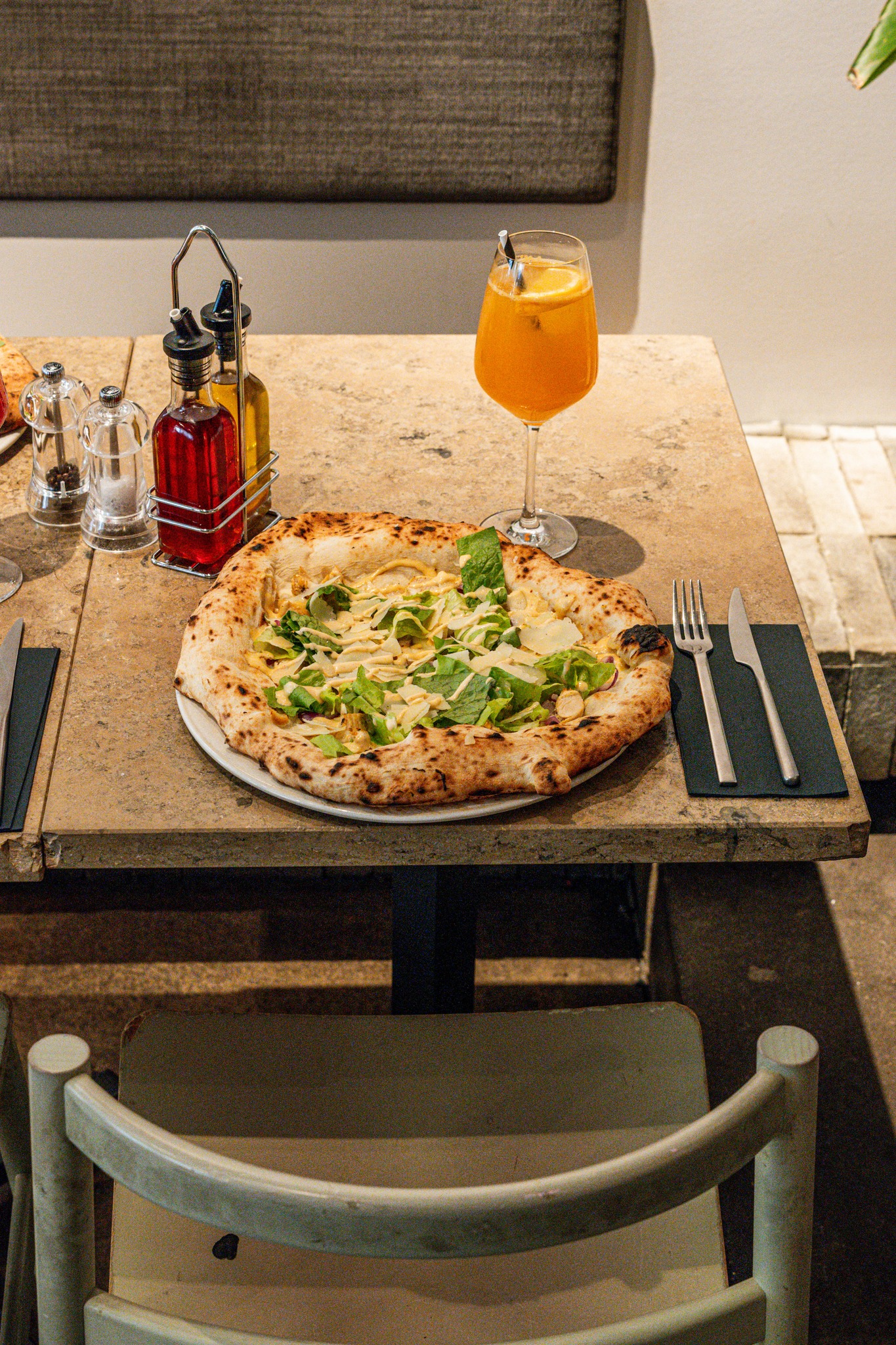 🍕 Pollo Cesare
Knusprig, cremig, unwiderstehlich: Unsere neue Pollo Cesare kombiniert zartes Hühnchenfilet, Fior di Latte & Grana Padano mit Romanasalat und hausgemachtem Caesar-Dressing.
Ein Klassiker – neu gedacht, Nuva Style. 🧡
#nuva #pizzalovers #pollo #cesarepizza #spritzoclock