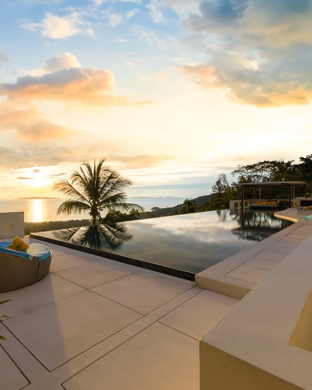 Golden hour at Villa Splash ✨
With breathtaking views, a private infinity pool, and all the comforts you could dream of, make 2026 one to remember and treat your family to a tropical getaway at Lime Samui.
It’s never too early to book! Learn more at the link in bio.
#limesamuivillas #villasplash #kohsamui #thailand2026 #travel #rediscoversamui #luxuryvilla #kohsamuivilla #thailand #samui #travelthailand
