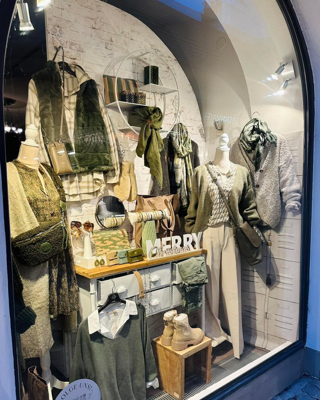 Viele neue Lieblingsstücke in Sicht. š
Unsere Ćffnungszeiten:
Montag-Freitag 9 - 18 Uhr
Samstag 9 - 17 Uhr
@cubes_baden
ā
Hier findet ihr uns:
CUBEāS M2 Rathausgasse 8, 2500 Baden
CUBEāS M³ Rathausgasse 12, 2500 Baden