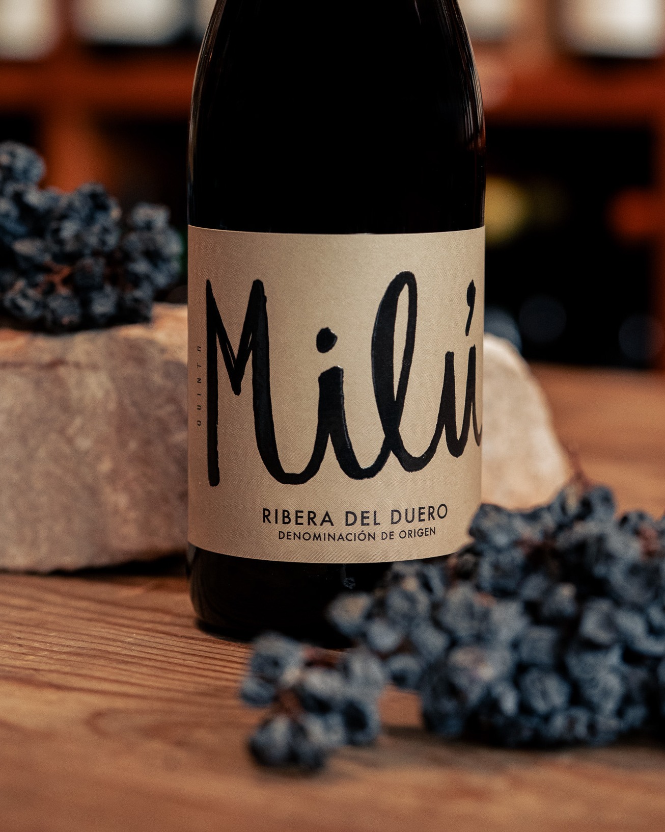 En las alturas de La Aguilera, corazón de la Ribera del Duero, nace Milú, un vino que respira autenticidad y pureza.
Procede de viñedos viejos de Tempranillo, cultivados entre los 870 y 900 metros de altitud sobre suelos arcillo-calcáreos, pobres en materia orgánica y ricos en carbonato cálcico. Estos suelos, de textura franca y drenaje natural, obligan a la vid a profundizar, concentrando su energía en pocos racimos de uva. Vendimiado a mano y fermentado con levaduras autóctonas, Milú se cría brevemente en barricas usadas de roble francés para mantener su frescura y expresar con honestidad el paisaje del que procede.
Un tinto vibrante, directo y sincero.