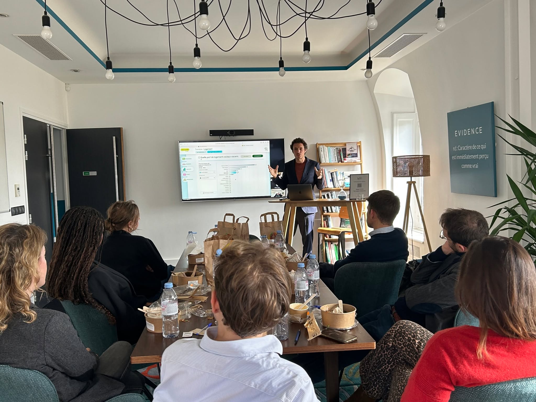 Lors de notre dernier déjeuner culture, nous avons eu le plaisir d’accueillir David Robert, directeur général de J'accueille by SINGA - un programme d’accueil de personnes réfugiées chez l’habitant et ONG du réseau SINGA.
Vous avez une chambre d'ami disponible quelques mois ? L'association s'occupe du reste.
Et si vous aussi vous tentiez l’expérience ?