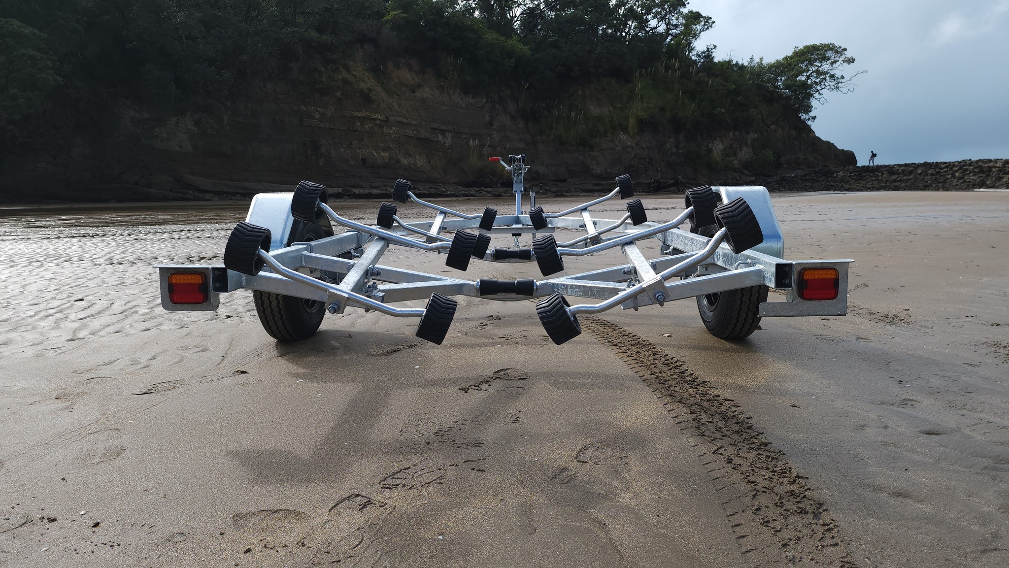 New Zealand-made trailers are here! From start to finish, it's all done right here in NZ.
Check out our AX540R NZM Model made for boats with the hull length of 4.7-5.1 meters.
#nzmadetrailers #boatingnz #5meterboattrailer #nzmseries