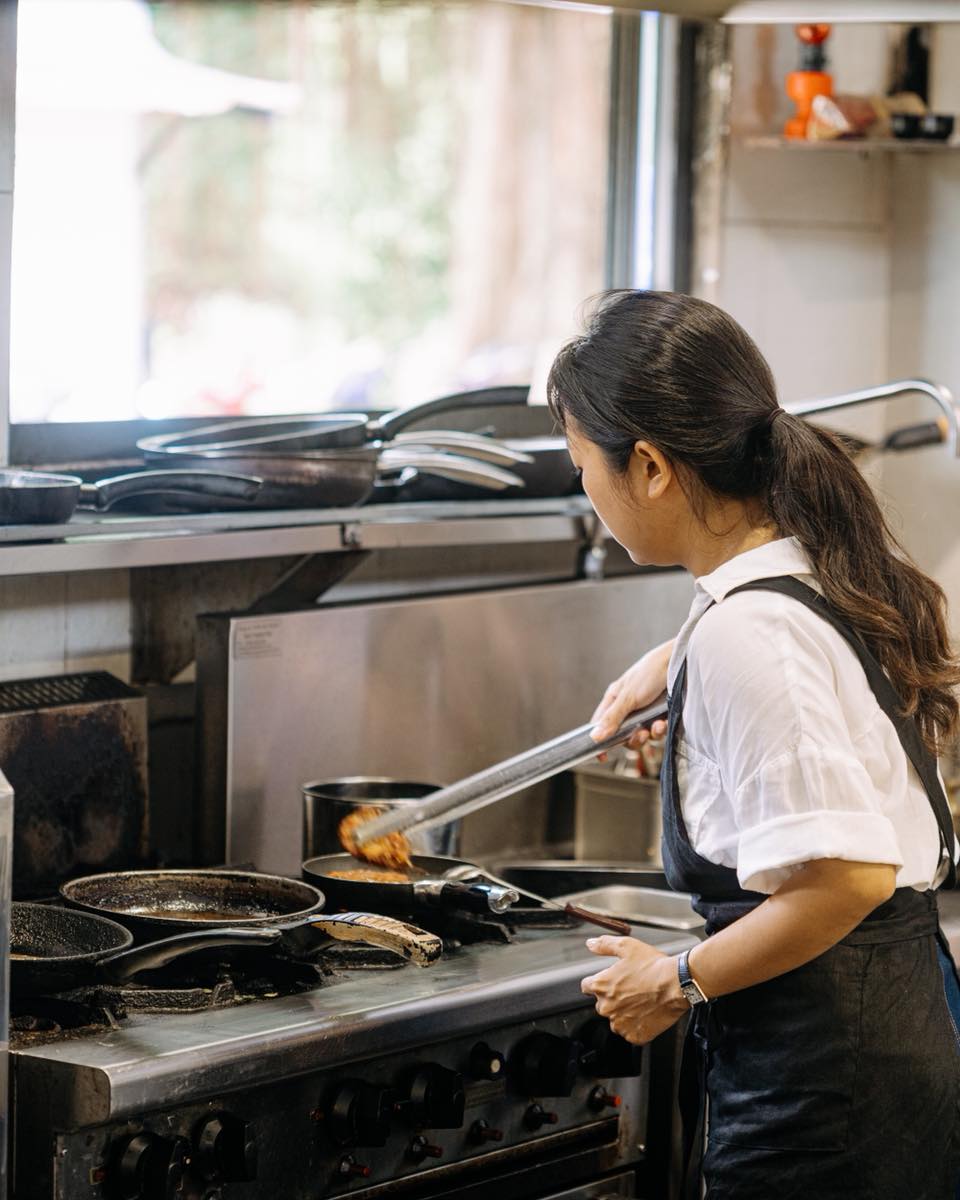 Saigonese Eatery xin gửi lời tri ân đến những người phụ nữ thầm lặng ngày đêm giữ lửa: từ đôi tay tỉ mỉ trong gian bếp đến nụ cười rạng rỡ khi phục vụ khách hàng.
Cảm ơn vì đã luôn dành trọn tâm huyết và tình yêu trong từng công việc, để mỗi món ăn đều mang hương vị ấm áp rất riêng của Saigonese.
Chúc tất cả phụ nữ quanh ta luôn rạng rỡ, tự tin và đầy năng lượng 💚
___
𝗦𝗔𝗜𝗚𝗢𝗡𝗘𝗦𝗘 𝗘𝗔𝗧𝗘𝗥𝗬
129A Trần Hưng Đạo, Dương Đông, Phú Quốc
Tel 0938059650
#SaigoneseEatery #ChefThaoLe #happyvietnamesewomenday #phuquoc