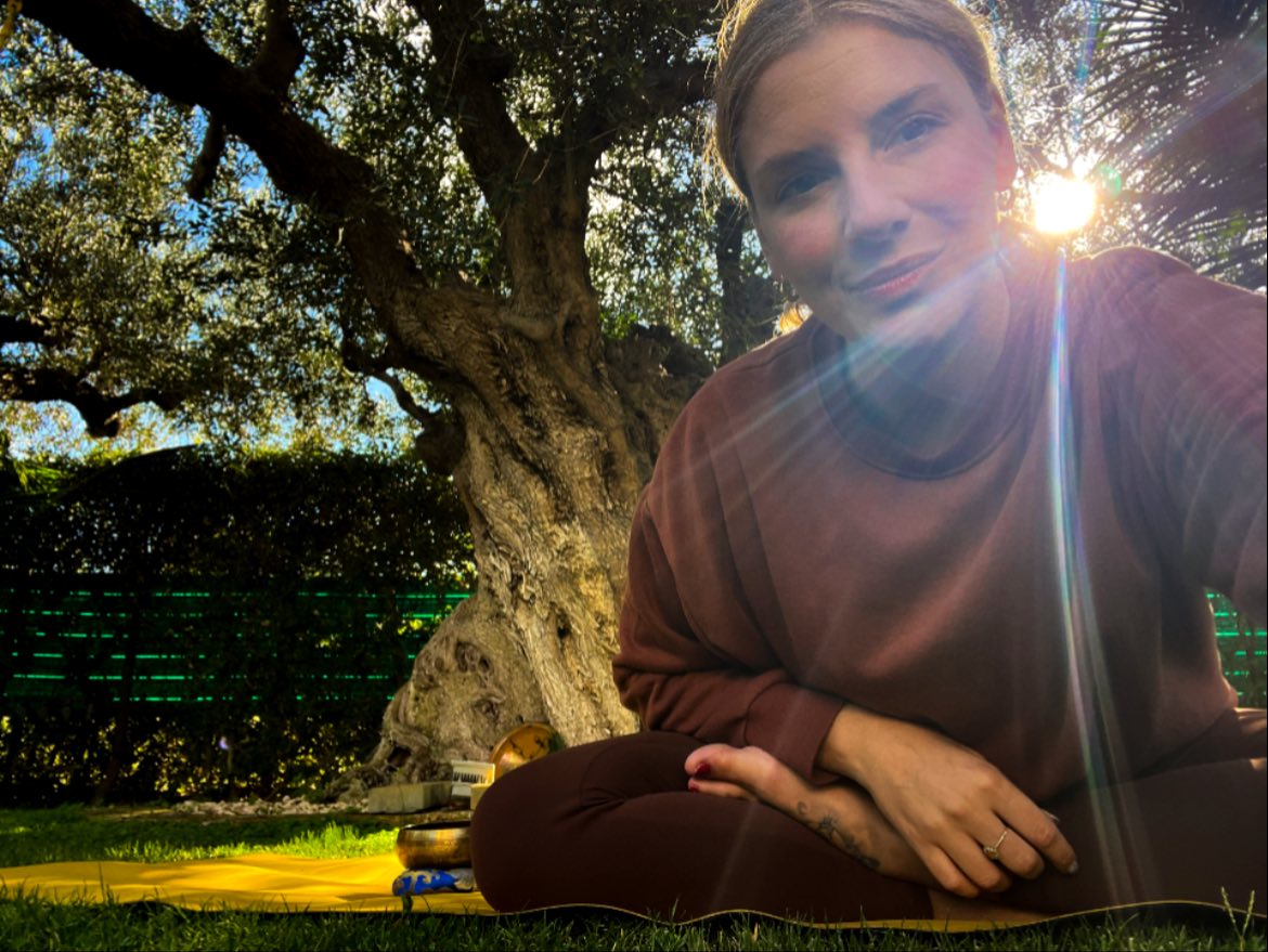 Lieta di aver condiviso una serie di incontri di yoga con un team internazionale di smart worker provenienti da tutto il mondo, Egitto, India, Inghilterra e Germania🧘🏼♀️💚 🔝
“Vivere una vita sana non significa sacrificare il piacere ma, al contrario, darsi una chance di assaporare più a lungo e più intensamente le cose belle della vita.
Vivere in modo sano è un’abitudine che rappresenta il proprio livello di amor proprio e di rispetto nei confronti di se stesso e di chi ti circonda. Se poi si sceglie di farlo assieme è ancora più bello e porta ad una grande crescita interiore."
#yoga #travel #sicily #travelblogger #yogateacherlife #nature #friends #journey #beautifuldestinations #goodvibes #health #smartworking #yogaretreat #wellbeing
🔸 Contatti 393 054 4033
🔶 www.bindustudioyoga.com