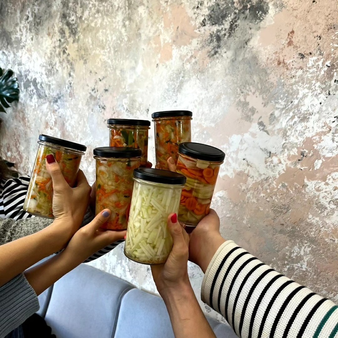 LAST MINUTE lehetőség a @fermentini.budapest  és az Emmarozs közös fermentáló workshopjára. Lemondás miatt felszabadult 2 db jegyünk, így ha lemaradtál róla, akkor itt a remek lehetőség. Ha még nincs programod 10.25-re (szombatra) akkor itt az alkalom, hogy legyen.
Jegyek: https://www.tixa.hu/iv-fermentalas-workshop
 #emmarozsmerey #emmarozs #sourdoughbakery #fermentini #fermentálás