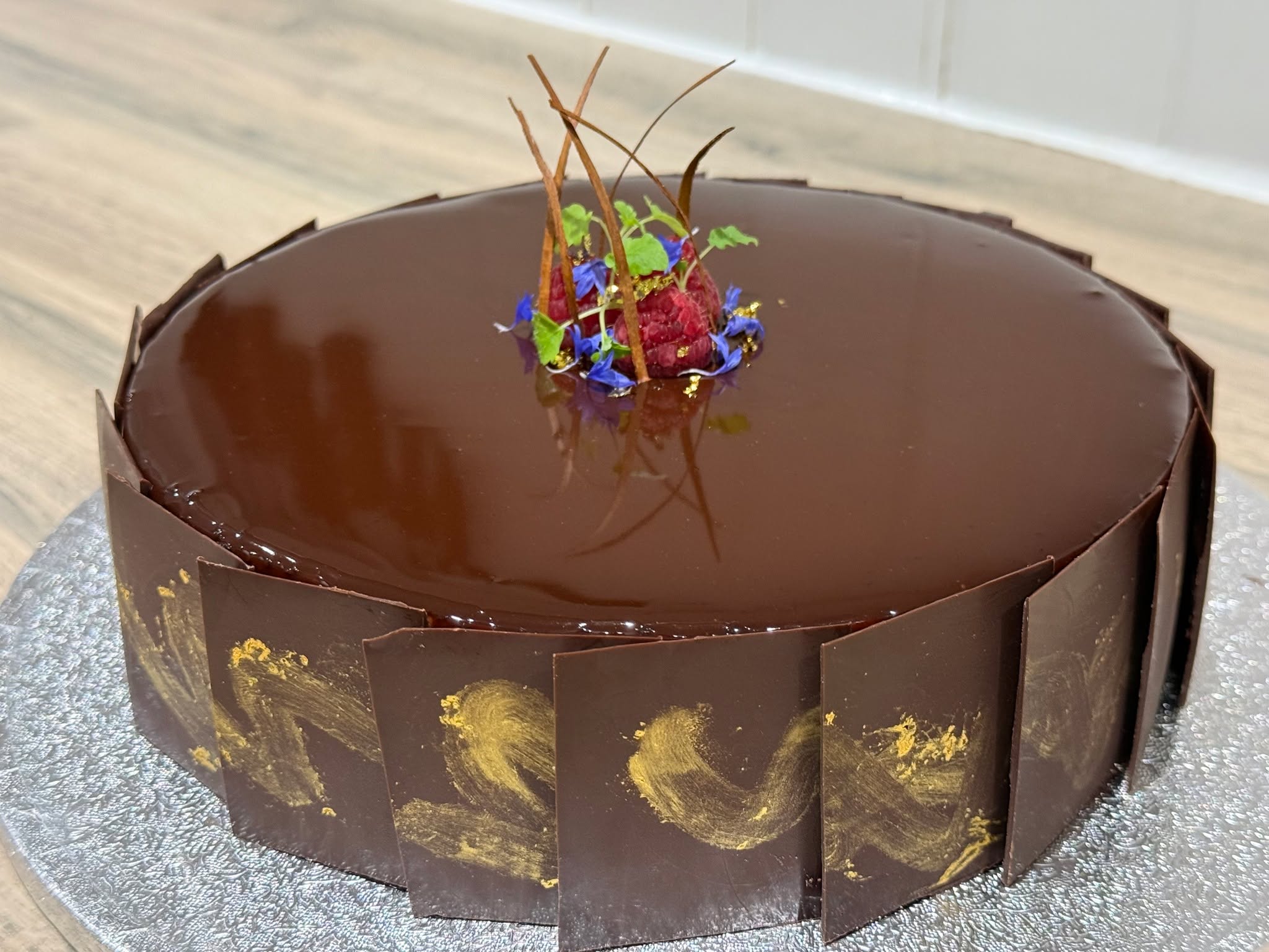 It's been a little while since a client asked for a celerbration cake and I had forgot the satisfaction I get from making these! Chocolate mousse cake with gluten free chocolate swiss roll layers covered with mirror glaze and surrounded with tempered chocolate. Delicious and indulgent!
#privatechef #caterer #passion #finedining #bespoke #buffet #party #local #dinner #reading #wedding #dessert #desserts #gardenparties #luxury