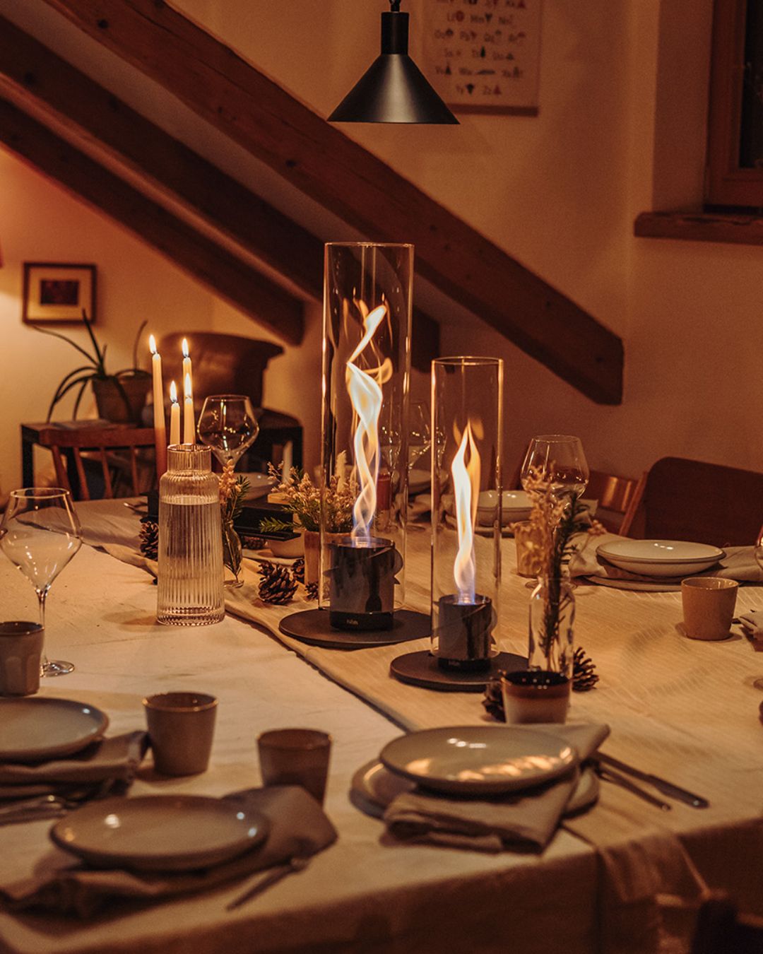 Quand la flamme réchauffe l’automne 🔥🍁
Les cheminées de table bio-éthanol Höfats créent instantanément une atmosphère chaleureuse et élégante.
De nouveaux modèles à découvrir pour les fêtes en boutique !