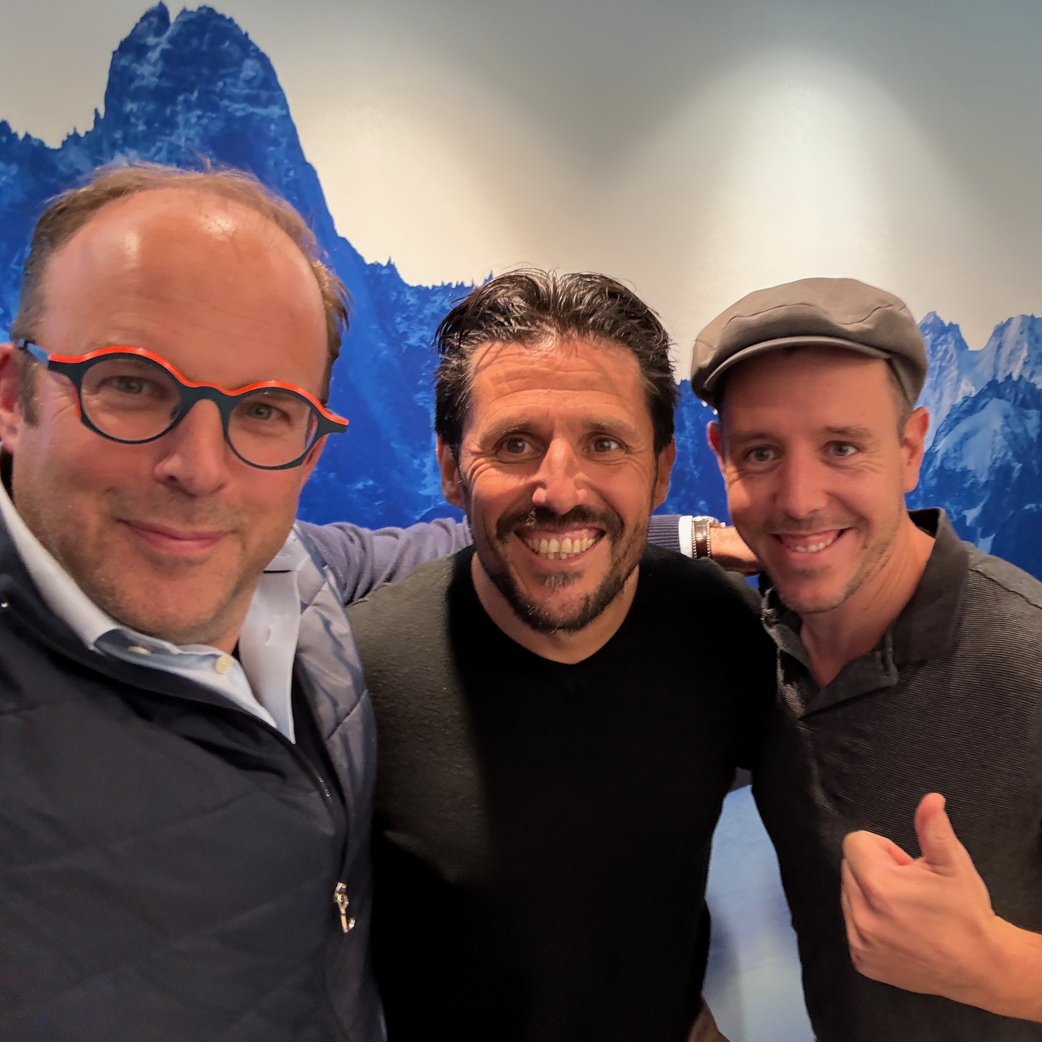 🎙️ Twee mannen. Eén missie.
In de nieuwe aflevering van de Choose Life podcast gaan we in gesprek met Timothy & Tom — van de @timtompodcast .
Ze delen openhartig over intuïtie, falen, vriendschap zonder maskers en het durven volgen van je eigen pad.
Geen theorie, geen goeroe-talk — gewoon twee ervaringsdeskundigen die tonen dat groei begint bij kwetsbaarheid en echtheid. 🌱
🎧 Nu te beluisteren via de link in bio!
#ChooseLifePodcast #TimTomPodcast #persoonlijkegroei #authenticiteit #echteleven #kwetsbaarheid #groei