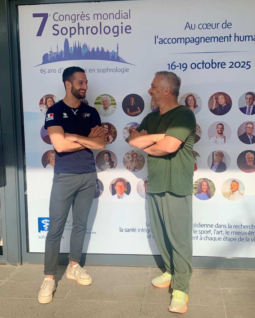 Ce week-end avait lieu le 7e Congrès mondial de Sophrologie organisé par @sofrocay à Altafulla en Espagne : "Au cœur de l'accompagnement humain."
Lors de la conférence intitulée "De la performance dans l'espace de rencontre" que j'ai eu l'honneur d'animer, j'ai pu partager le fruit de 18 années d'expériences en préparation mentale et Sophrologie auprès de champions et de 5 années de collaboration avec Julian Chartier @julian.chr "Dans les coulisses d'une préparation aux championnats du monde de trampoline".
Je souhaite que les pratiques vécues aux côtés de Julian puissent être une source d'inspiration pour le public présent, sportif ou non sportif, car toute personne en train d'évoluer dans sa vie personnelle ou professionnelle est quelque part en train de réaliser une performance.
Un grand merci au Dr Natalia Caycedo, au Dr Koen van Rangelrooij, ainsi qu'à tous mes amis conférenciers pour la richesse de nos échanges.
Merci à mon ami Julian Chartier pour le travail accompli et pour nos magnifiques projets.
Merci à toute l'équipe de SOFRONICIA, école de Sophrologie caycedienne que j'ai le privilège de diriger, pour votre soutien et votre travail quotidien à mes côtés.
Yoann Berteotti
#sofronicia #sophrologie #sophrologiecaycédienne #sofrocay #sophrologieetsport