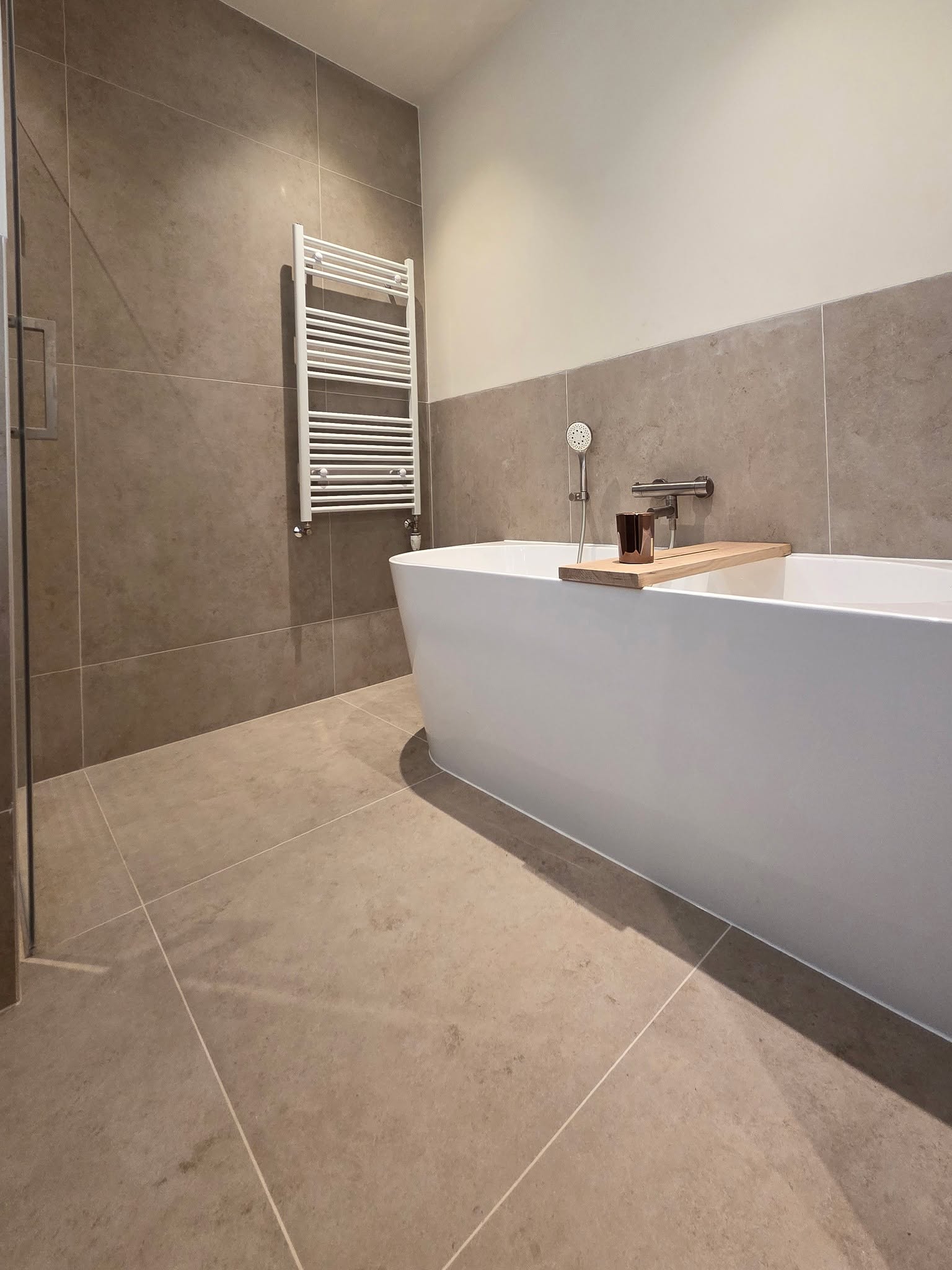 Een moderne badkamer met frisse kleuren, mooie tegels en een strak design.
Alles met oog voor detail – van leidingen tot verlichting 💡
#huisrenovatie #badkamerrenovatie #verbouwing #bouwbedrijf #klusbedrijf #zuidholland #rotterdam #bathroomrenovation #houserenovation #homerenovation #renovationproject #beforeandafter #contractorlife #homeimprovement #modernhome #denhaag #rotterdam #amsterdam