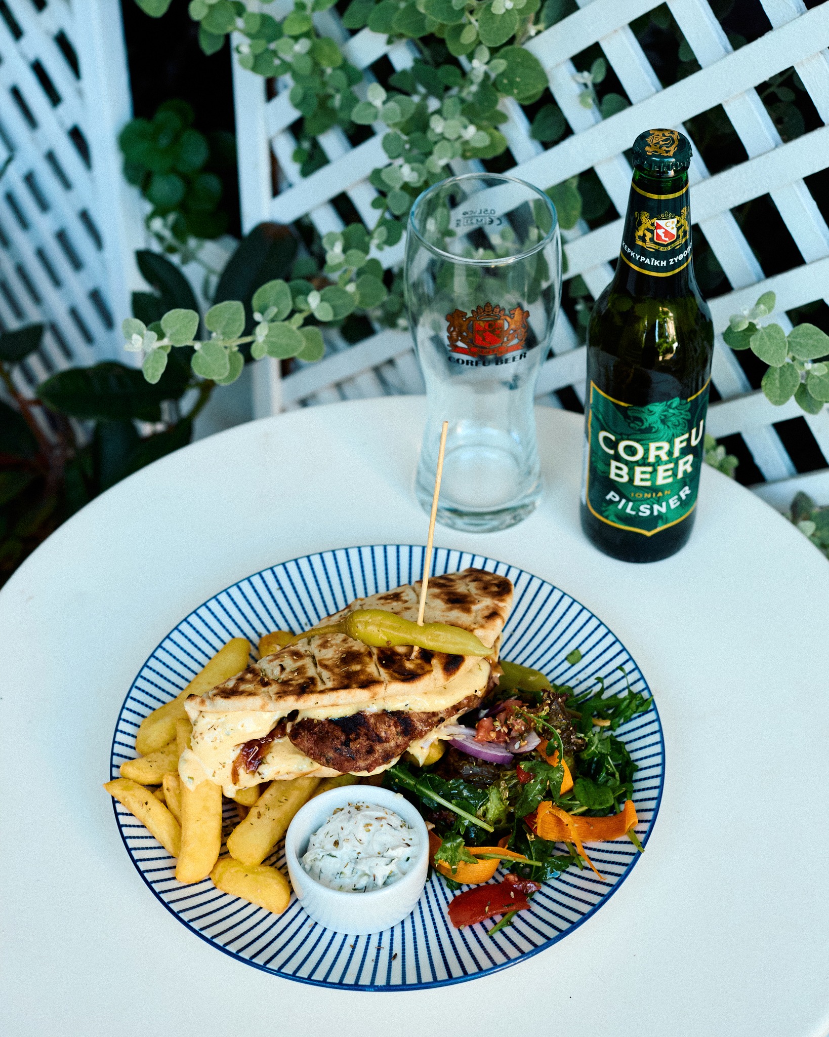 BIFTEKI SCHARAS, czyli grecki burger wieprzowo-jagnięcy, z fetą i pomidorem, podany w picie. Soczysty, aromatyczny, nie do odpuszczenia! To zdecydowanie danie, na które się wraca.
Burger dostępny również w wersji wege, z halloumi!