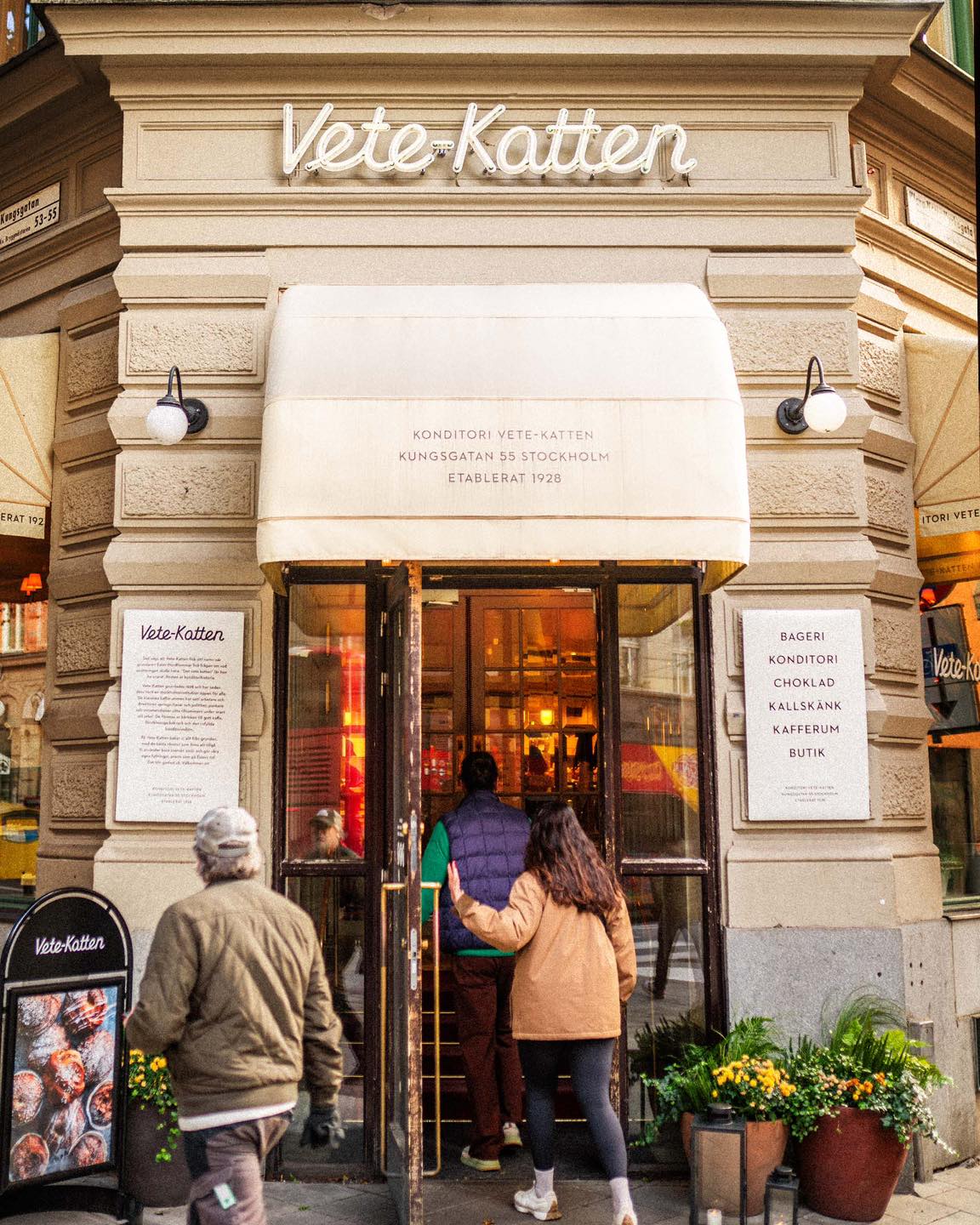 God eftermiddag Stockholm!
Vi föreslår: kaffe i porslin och något sött på sidan. 🐈☕️