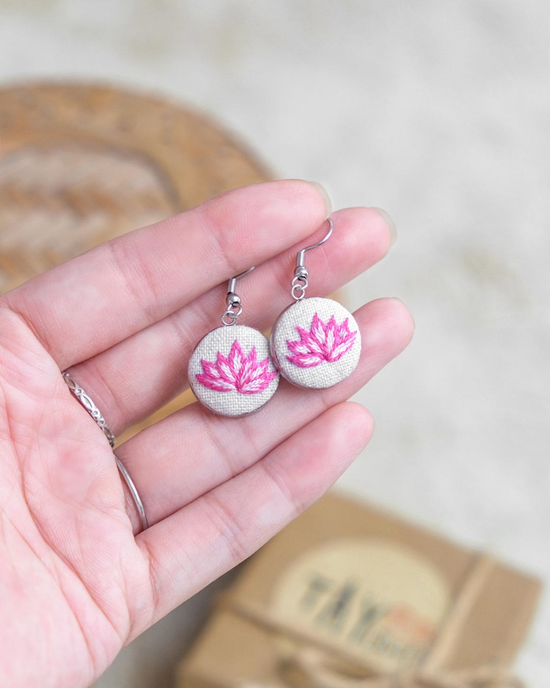 Trong đầm gì đẹp bằng sen
Lá xanh bông trắng lại chen nhị vàng🪷
__
-𝐓𝐀𝐘 𝐂𝐫𝐚𝐟𝐭-
Hand Embroidery | Organic Clothing
https://www.taycraftvn.com
IG/FB: taycraftvn
___
#taycraft #theutaythucong #thêutay
#giftshop #trangsuc #vintageaccessories #vintagestyle #giftideas #trangsuctheutay #embroideryjewelry #Vintagejewelry #necklace #earrings #embroideryearrings #embroiderynecklace #vongco #hoatai #khuyentai #bongtai