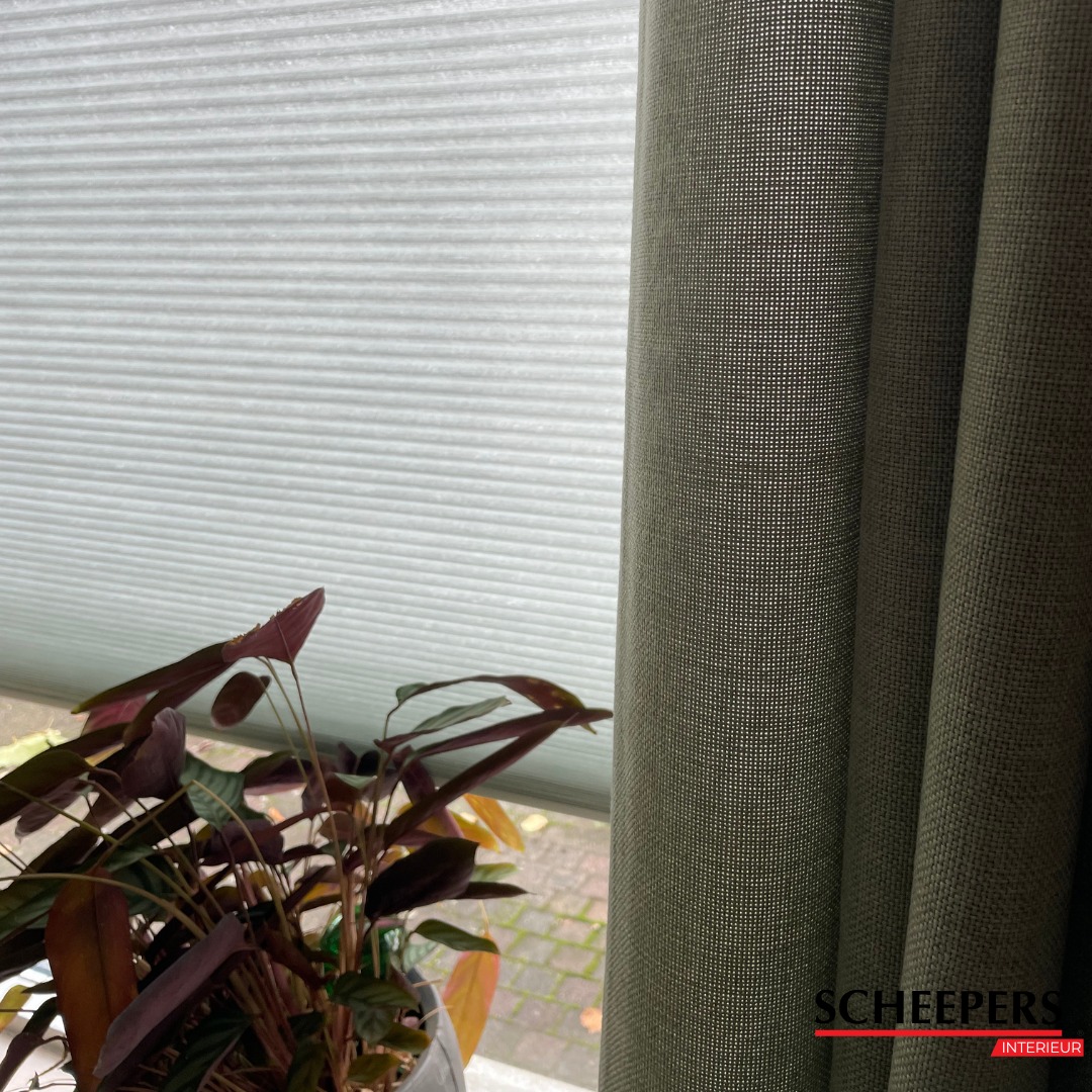 Wat een prachtig geheel! ✨
Bij deze klant hebben we Duette® Shades van @luxaflexnl gecombineerd met gordijnstof Blaze of Colour van @chivassobyjabanstoetz in een perfect bijpassende kleur.
De combinatie zorgt voor een warme, stijlvolle uitstraling én optimale lichtregeling.
Wij zijn verliefd op het resultaat — wat vind jij? 💛
📍 Uitgevoerd door Scheepers Interieur – Eindhoven
#ScheepersInterieur #Luxaflex #Chivasso #DuetteShades #Raamdecoratie #Interieurinspiratie #EindhovenInterieur