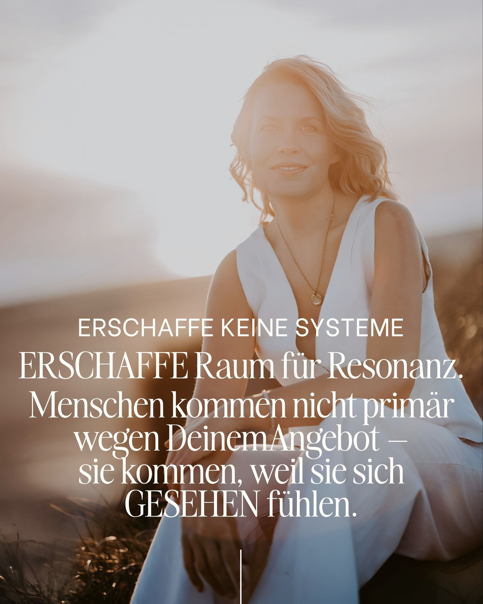 Manchmal vergessen wir,
dass Menschen nicht wegen unseres Angebots zu uns kommen –
sondern wegen der Energie, die sie bei uns spüren.
Ja, dein Angebot darf durchdacht und professionell sein.
Aber was Menschen wirklich berührt,
ist das, was sie durch dich erleben.
Wirklich berührt werden Menschen,
wenn sie sich durch deine Arbeit verändert fühlen.
Wenn sie sagen:
„Vorher war ich … – und heute bin ich …“
Frage dich also nicht nur, was du anbietest.
Sondern was sich nach der Zusammenarbeit
im Leben deiner Kund:innen wirklich verändert.
Wie fühlt sich das an?
Wie wirkt es weiter?
Es geht nicht darum, das perfekte System zu bauen.
Sondern einen Raum zu halten,
in dem Vertrauen entsteht –
und daraus echte Transformation.
Da entsteht Vertrauen.
Da wird Veränderung möglich.
Und genau darum geht’s.
Welche Veränderung entsteht durch deine Arbeit –
im Leben der Menschen, die du begleitest?
So schön, dass du hier bist.
Let’s go and make a difference!
Deine Lotta ✨✨✨✨✨
#sichtbarkeit #personalbranding #intucreation #businessmentor