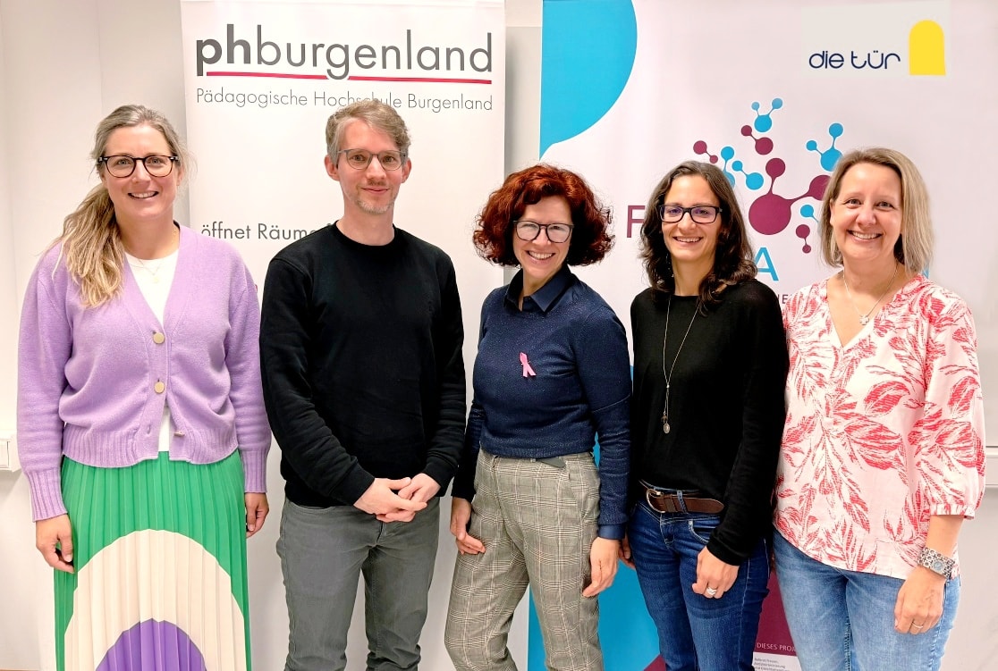 REAL ME - we need no filter♀️👍
Schönheitsideale geprägt von sozialen Medien und KI?
Der Druck zur Selbstoptimierung steigt und beginnt bereits in der Volksschule!
FEMININA und die @phburgenland starten in ein sensibles Projekt für Mädchen und Frauen
von 8 - 25 Jahren: Sensibilisierung für digitale Körperbilder, Stärkung des Selbstwerts und Demaskierung stereotyper Rollenbilder.
Gemeinsam mit Hochschullehrenden und Studierenden entwickeln wir Workshops und analoge/digitale Tools und entwickeln eine digitale Methodenbox als Download für MultiplikatorInnen. Let's re-filter ❌⛔
Am Bild v.l.n.r. Lena Sailer-Prenner (PPH), Stefan Müller (PPH), Astrid Gruber (FEMININA), Sabrina Schrammel (PPH), Karin Seidl-Wessely (PPH)
#REALME #nofilter #selbstwerterkennen #againstereotype #realgirls
#frauenfuerfrauen #frauenstärkenfrauen