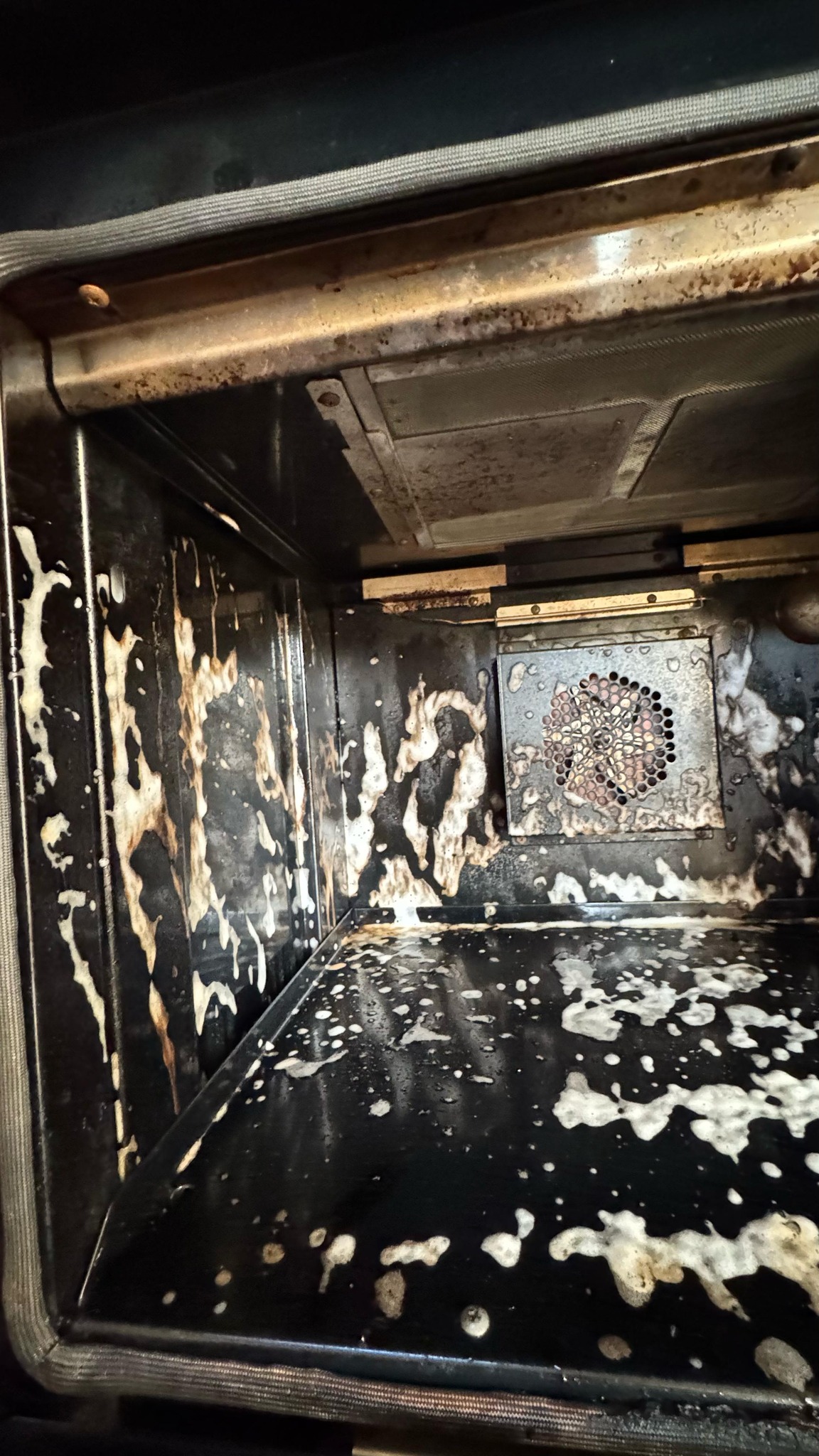 I swear the oven was looking back at me. 👀
But now it’s sparkling like new. 💎✨
#CleaningTok #satisfyingcleaning #beforeafter #deepcleaning #cleaningmotivation #cleanwithme #SparklingClean #ovencleaning #satisfyingvideo #cleantransformation