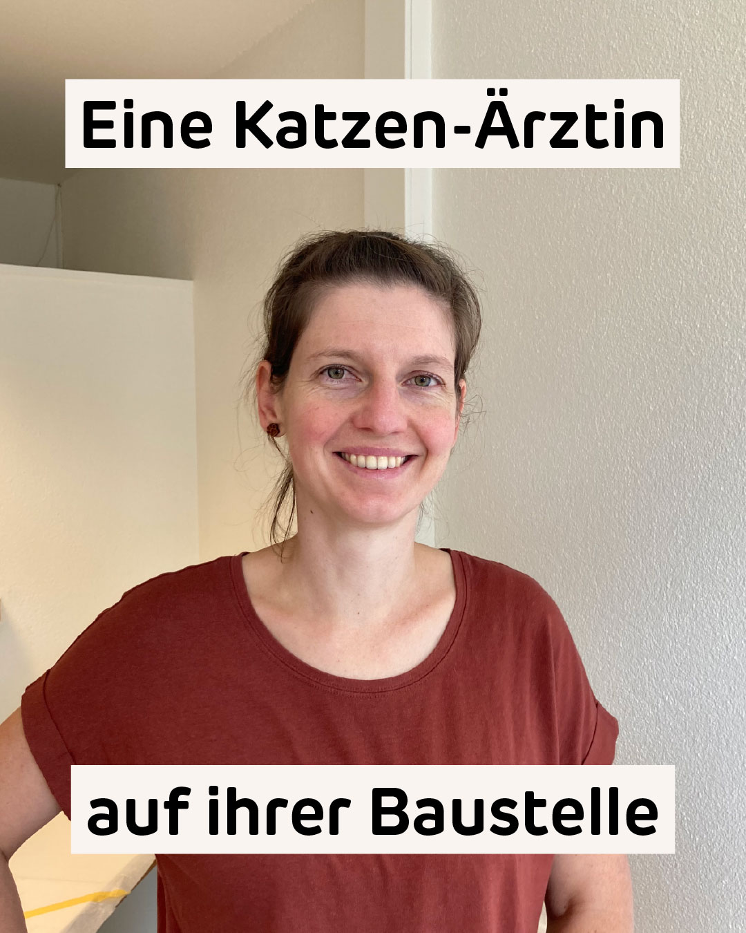 Normalerweise sieht man sie mit dem Stethoskop, nicht mit dem Meter. Doch als Geschäftsleiterin packt Katzen-Ärztin Carol Zahnd natürlich überall an, wo es nötig ist. 💪
Kein Wunder – Katzenmedizin ist ihre absolute Leidenschaft. Sie hat sich darin über Jahre weitergebildet, zusätzlich zu ihrer Berufserfahrung als Kleintierärztin. Mit der Eröffnung ihrer eigenen Katzenpraxis veröffentlicht sie sich jetzt einen lang gehegten Traum.
Doch zuerst heisst es: Alles planen, einkaufen, organisieren, einrichten, und und und. Damit alles bereit ist, wenn wir im Januar 2026 eröffnen. Folgt uns, um den Aufbau mitzuverfolgen. 😸