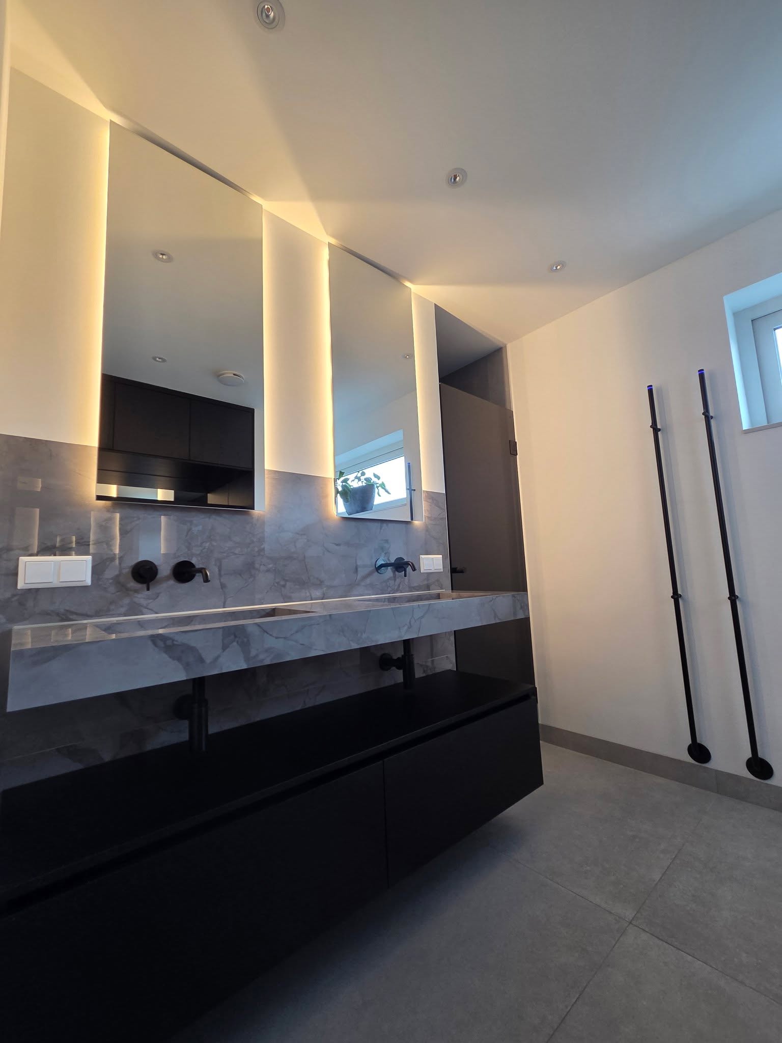 Warm, modern en luxe – precies zoals de klant het wilde 💫
Marmeren wastafel, maatwerk meubels en een sauna in de douche 🛁🔥
#badkamerrenovatie #luxebadkamer #marmerdesign #inbouwsauna
#maatwerk #zwartdetails #interieurbouw #bouwbedrijf #verbouwing #huisrenovatie #renovatie #zuidholland #rotterdam #nederland #modernbathroom #luxurybathroom #saunadesign #bathroomgoals
#homerenovation #contractorlife #aannemersbedrijf #aannemergezocht