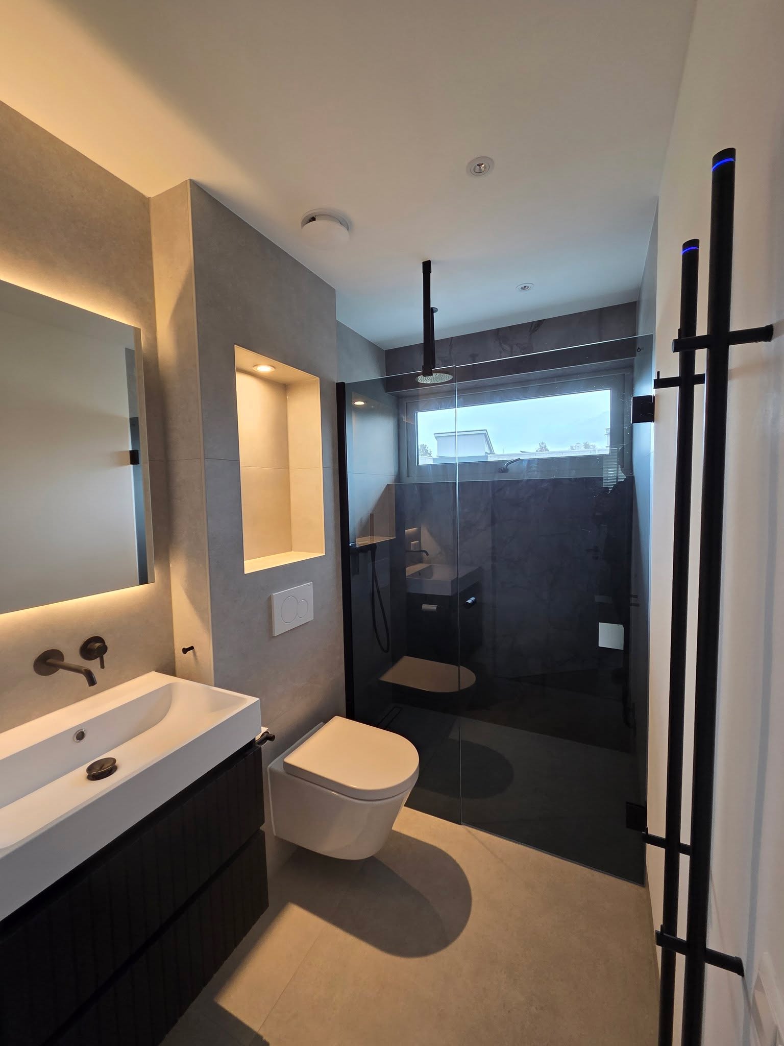 Slim ingedeeld, modern afgewerkt, klaar voor dagelijks comfort 🛁
#badkamerrenovatie #modernebadkamer #kleinebadkamer #grotepanelen #zwartdetails #renovatie #verbouwing #zuidholland #bouwbedrijf #huisrenovatie #nederland #bathroomrenovation #modernbathroom #luxurybathroom #denhaag #rotterdam #amsterdam