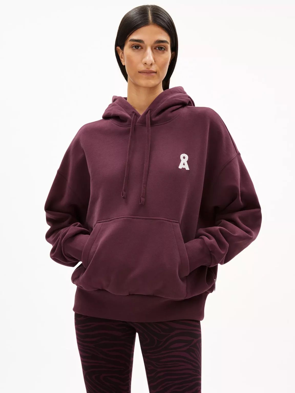 🍷Bordeaux – die Farbe, die dem Herbst schmeichelt 🍂
Erdig, elegant und dennoch voller Wärme. Bordeaux ist ein Klassiker der herbstlichen Garderobe – und die Neuheiten von Armedangels sind voll davon. ✨
🧶Wärmende Pullover, Sweatshirts, feine Tops und Strickkleider, die dich vom Morgenkaffee bis zum abendlichen Stadtbummel begleiten. 🌙
👗 Größen S-XXL.
💌 Kostenloser Versand ab 100 €.
🌿 Naturmaterialien
🚀 Schnelle Lieferung
#bellagreen #nachhaltigeMode #slowfashion #ethischeMode #fairtradefashion #öko
