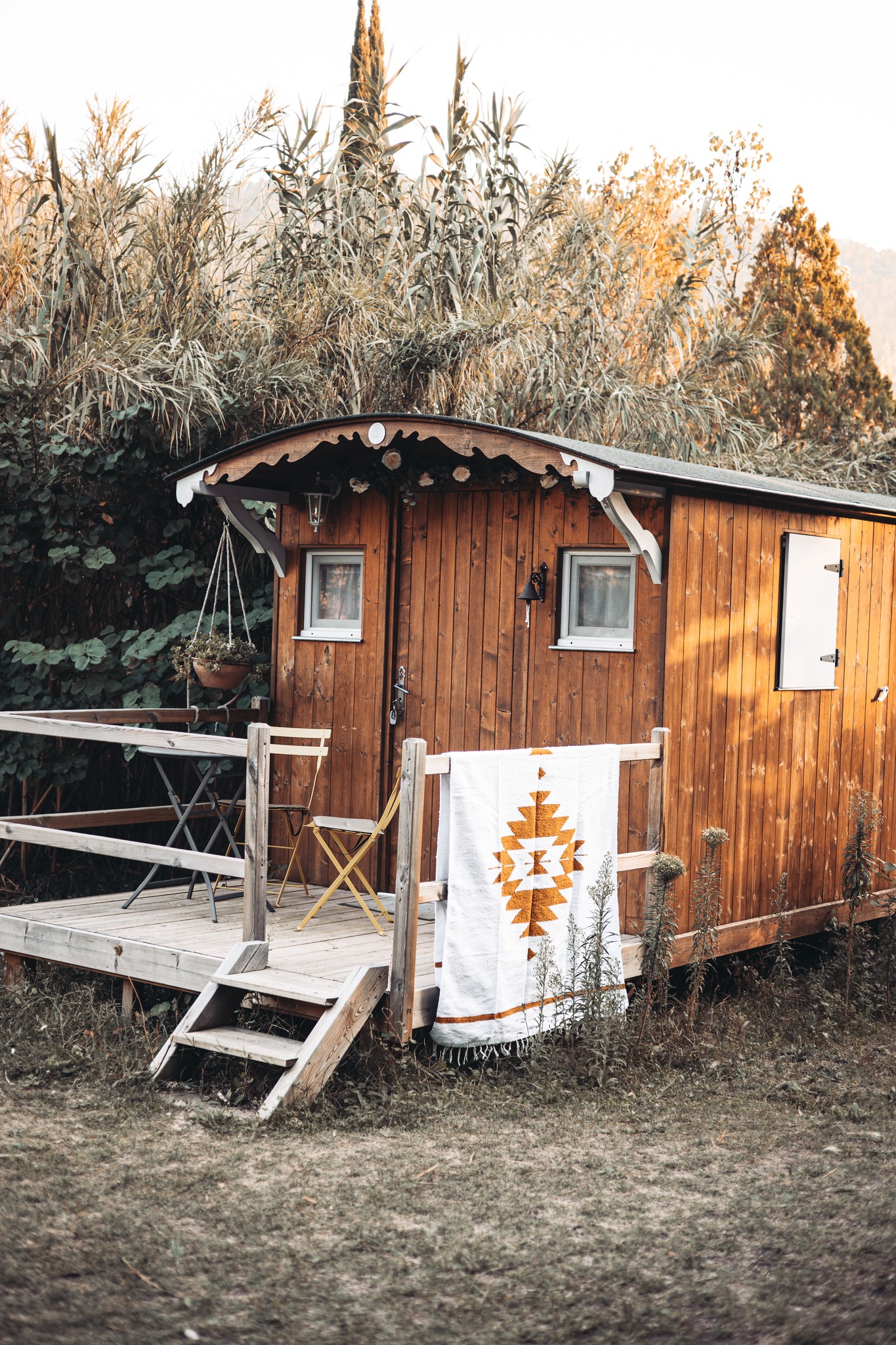 🌵Notre couverture Rosarito, design original The Wild Whispers, a vu le jour au cœur du Mexique, dans la région de Oaxaca, entre les mains de nos artisans passionnés.
Une pièce unique, chargée d’âme et d’histoires, coup de coeur, c'est le dernier exemplaire en stock 🌾
On replonge dans cette photo, souvenir précieux sur la roulotte de @mustang.will
TheWildWhispers - EspritSauvage - Oaxaca - WildSpirit - TissageArtisanal - TravelVibes