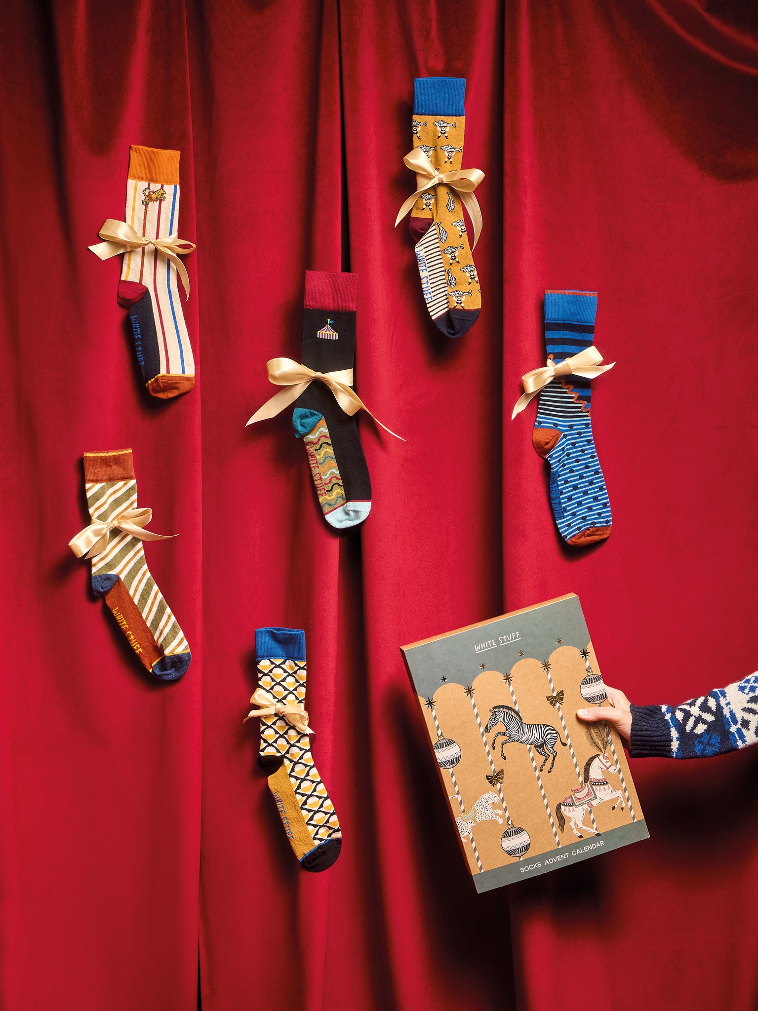 🧦 Adventskalender für den Mann mit Stil 👌
Diesmal ohne Schokolade – dafür voller Socken, die Freude machen und ein Lächeln zaubern.
In jedem der 12 Türchen steckt ein Paar bequemer Socken aus Bio-Baumwolle, die mit ihren Mustern und ihrer Qualität überzeugen. 🌿
Ein ideales kleines Ritual, um die Adventszeit zu verschönern.
🎅🏻 Wen wirst du dieses Jahr damit überraschen?
💌 Kostenloser Versand ab 100 €.
🌿 Naturmaterialien
🚀 Schnelle Lieferung
#bellagreen #nachhaltigeMode #slowfashion #ethischeMode #fairtradefashion #öko #adventskalendar