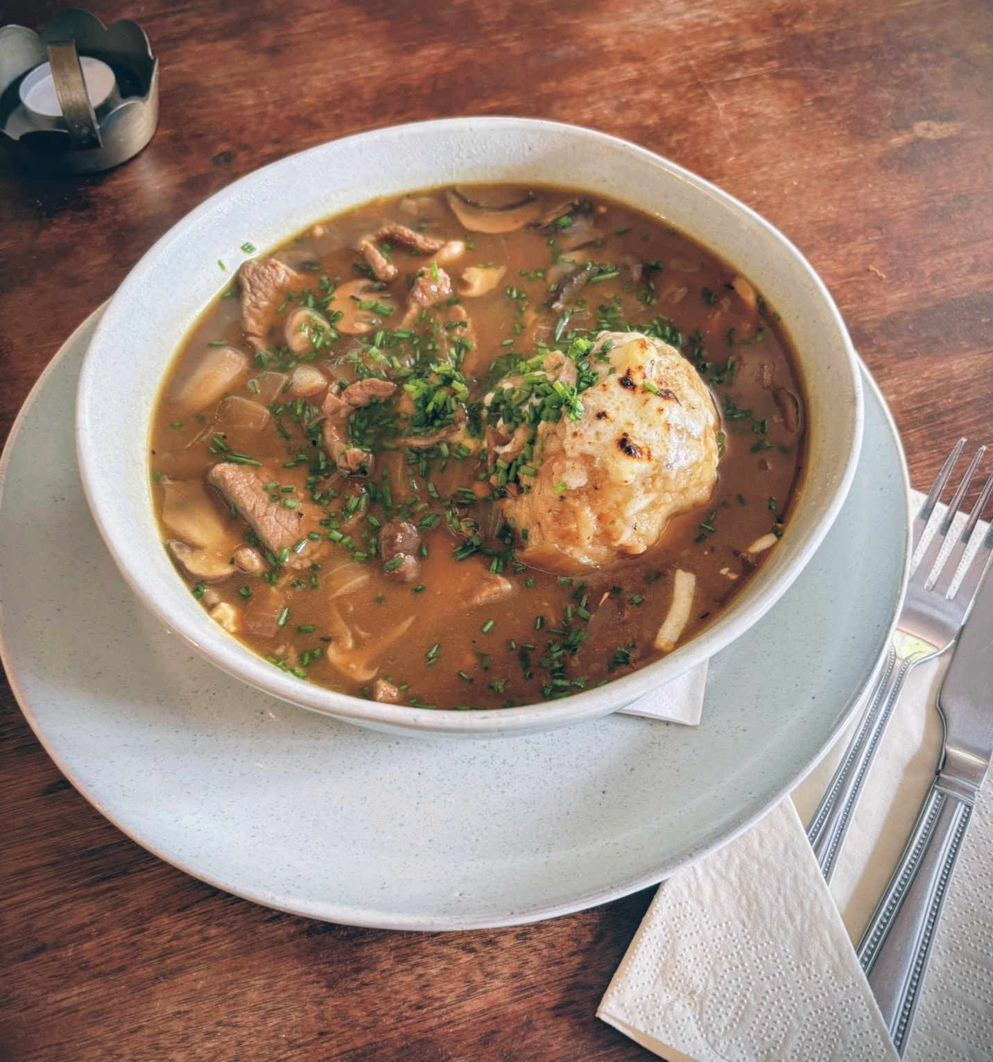 🍂🍁 Looks like autumn is finally here, why not head to the Eight Bells for a bowl of home cooked steak, ale and mushroom stew with thyme and cheddar dumplings 🤤