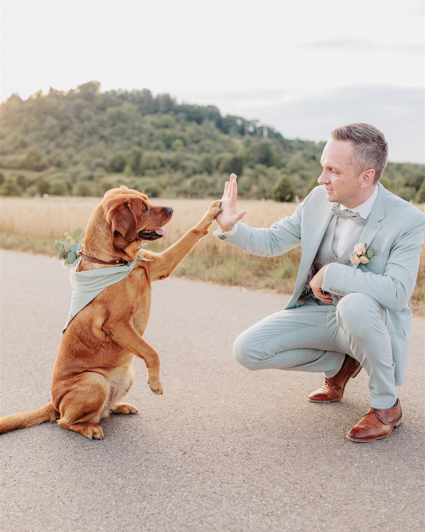 ✨ Ein Sommertag voller Leichtigkeit, echter Momente und ganz ohne Druck. ✨
Im Sommer durfte ich dieses wundervolle Paar an ihrem Hochzeitstag begleiten – vom entspannten Getting Ready zuhause bis zur Feier im Himmelreich in Schorndorf.
Für den First Look und das Brautpaarshooting waren wir am Schloss Filseck und auf dem schwebenden Pfad – eine wunderschöne Kulisse, die perfekt zu den beiden passte.
Die Trauung im Neuen Schloss Rechberghausen war emotional und herzlich, und beim Sunset-Shooting kam dann auch ihr Hund dazu. 🐾
Nichts gestellt, nichts inszeniert – einfach zwei Menschen, die ihren Tag genießen.
Und genau so liebe ich Hochzeiten: echt, unaufgeregt und voller Gefühl. 🤍
📍 Schloss Filseck | Neues Schloss Rechberghausen | Himmelreich Schorndorf
📩 Jetzt euren Wunschtermin für 2026/2027 anfragen